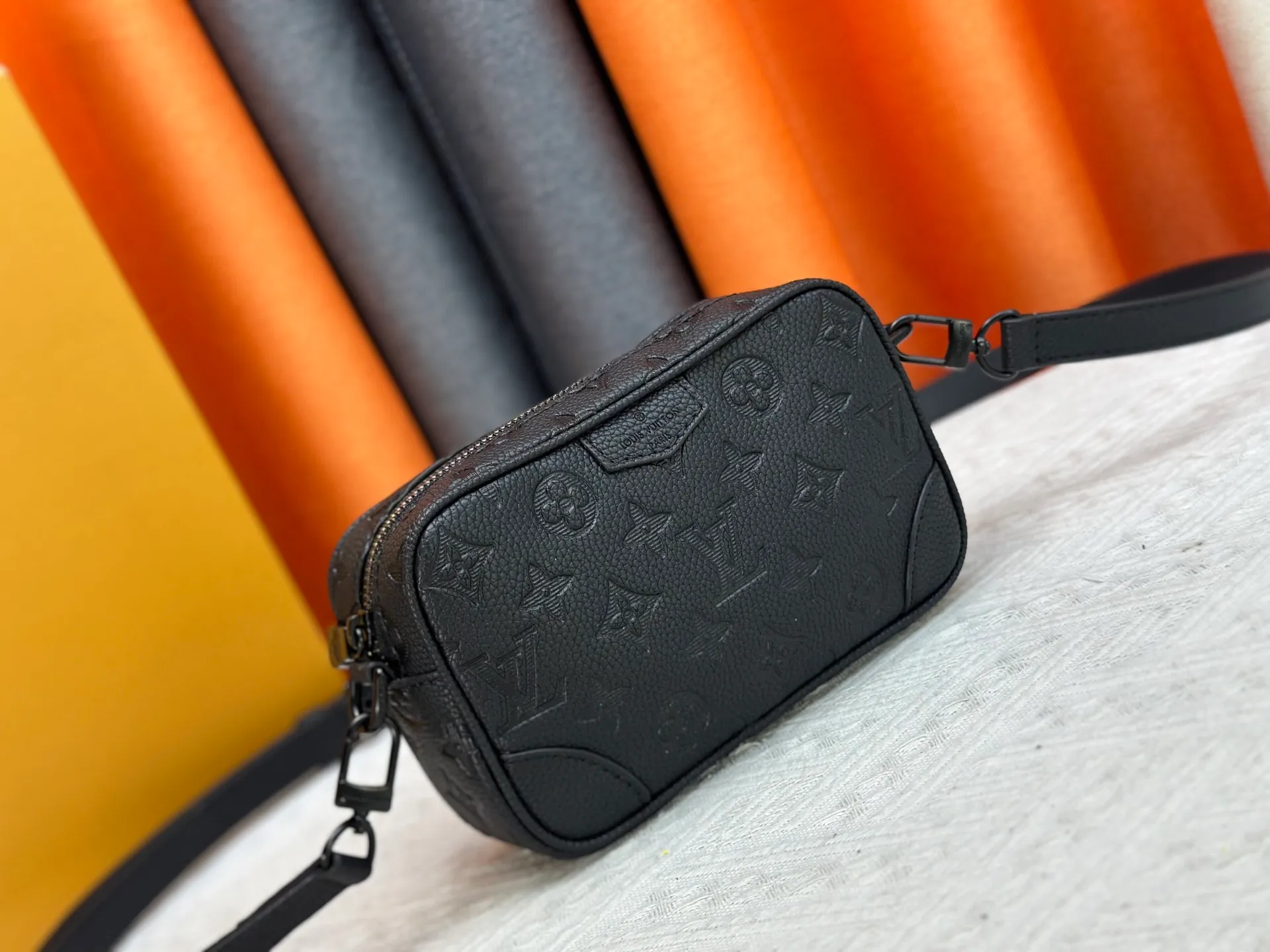 P220 Guangzhou goods M14253 M14058 M26737 M14684 The Trocadéro mini handbag is made of Monogram canvas, vintage cow leather trim and reinforced front corners. It pays tribute to Louis Vuitton's legendary history and combines retro charm with sophisticated modernity. Inspired by Louis Vuitton's cross-body bags designed in the 1980s, it features a removable and adjustable shoulder strap. 20.0 x 13.0 x 6.5 cm (length x height x width)