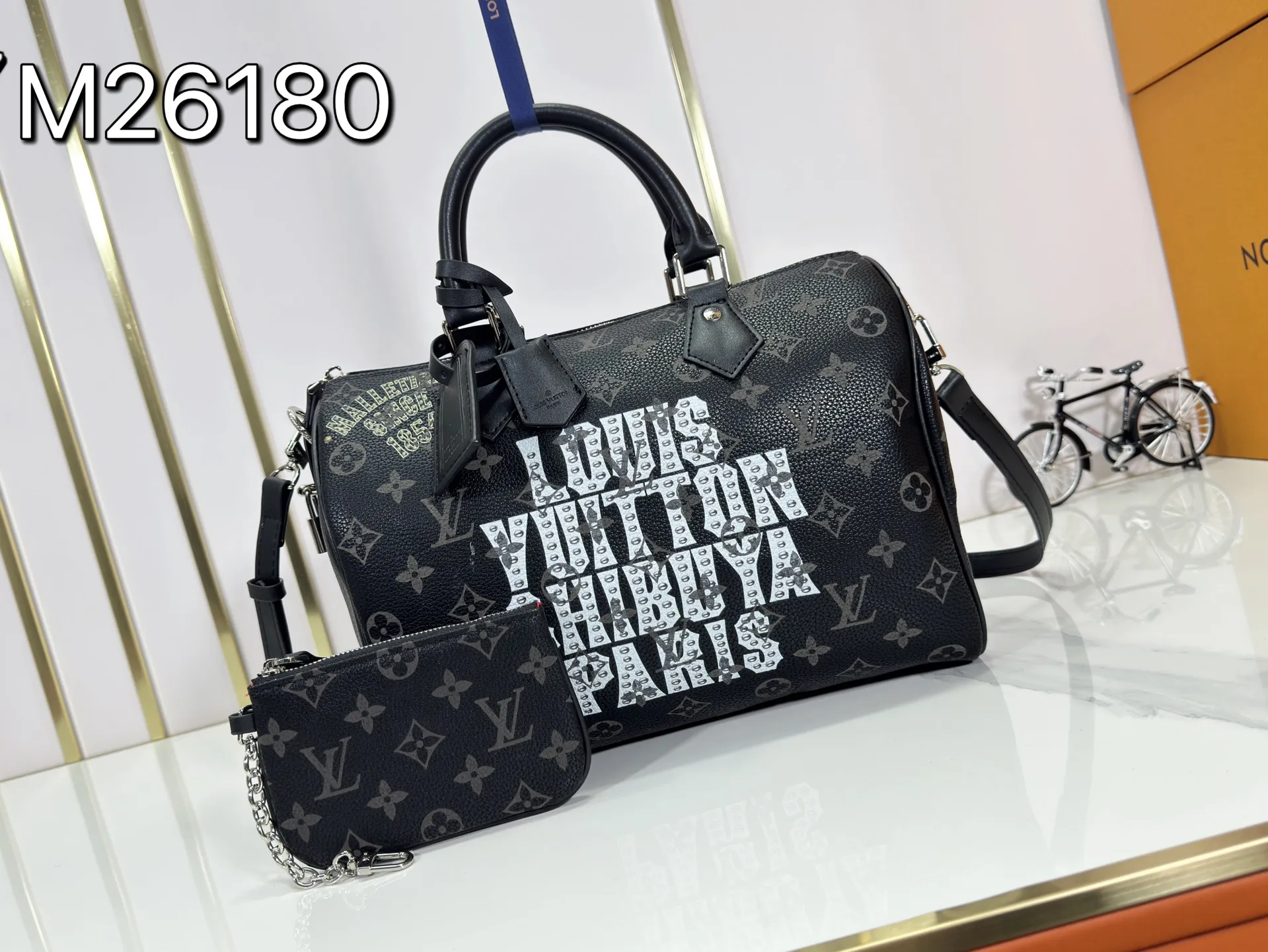 P320 upgraded original M26174 M26175 M26176 M26178 M26180 M24424 LV Speedy 30 Graffiti Pillow Bag Travel Bag Logo-level eye-catching texture and elegant temperament, casual and versatile, which is also the main reason why I bought it. With the soft and tender lambskin material, in short, it can handle various styles of commuting and leisure bags, and it is not a loss. Dimensions: 30×21x17