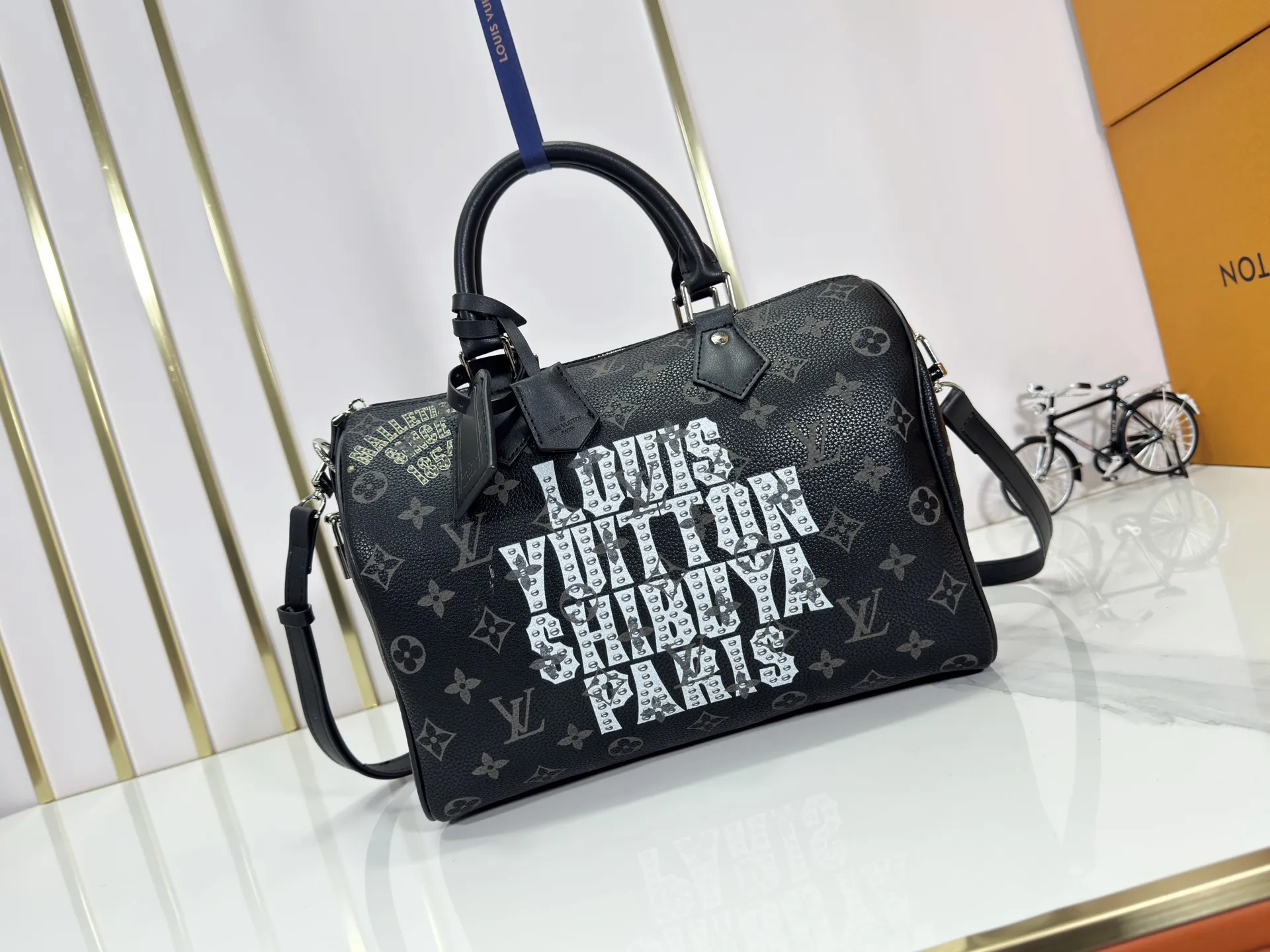 P320 upgraded original M26174 M26175 M26176 M26178 M26180 M24424 LV Speedy 30 Graffiti Pillow Bag Travel Bag Logo-level eye-catching texture and elegant temperament, casual and versatile, which is also the main reason why I bought it. With the soft and tender lambskin material, in short, it can handle various styles of commuting and leisure bags, and it is not a loss. Dimensions: 30×21x17