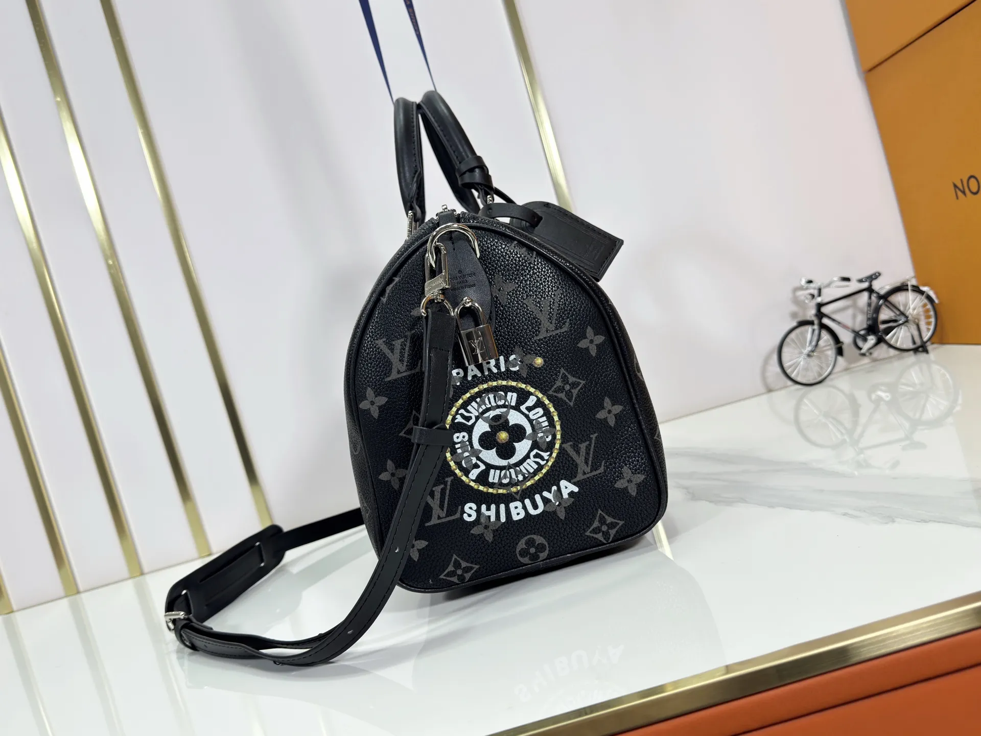 P320 upgraded original M26174 M26175 M26176 M26178 M26180 M24424 LV Speedy 30 Graffiti Pillow Bag Travel Bag Logo-level eye-catching texture and elegant temperament, casual and versatile, which is also the main reason why I bought it. With the soft and tender lambskin material, in short, it can handle various styles of commuting and leisure bags, and it is not a loss. Dimensions: 30×21x17