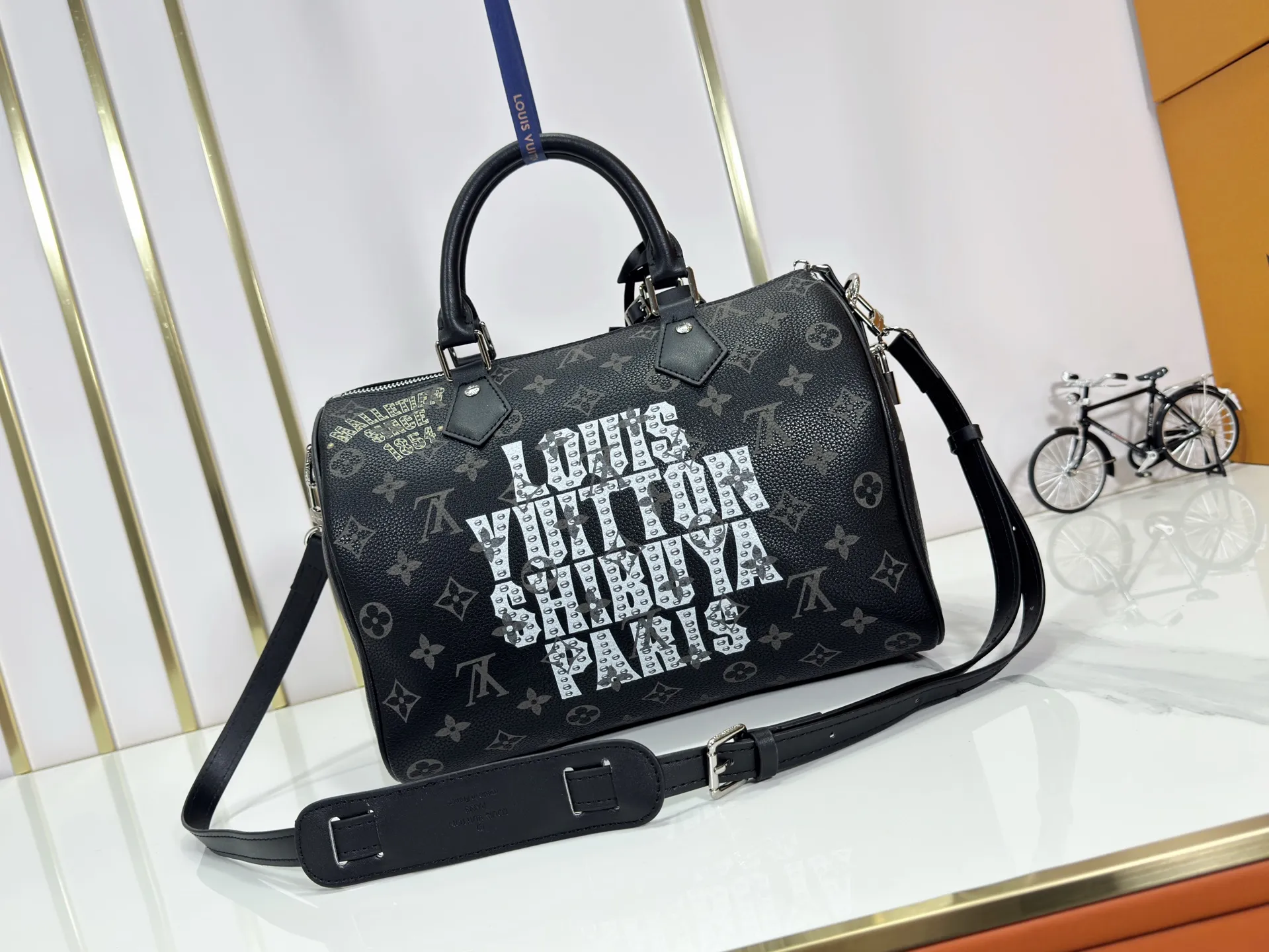 P320 upgraded original M26174 M26175 M26176 M26178 M26180 M24424 LV Speedy 30 Graffiti Pillow Bag Travel Bag Logo-level eye-catching texture and elegant temperament, casual and versatile, which is also the main reason why I bought it. With the soft and tender lambskin material, in short, it can handle various styles of commuting and leisure bags, and it is not a loss. Dimensions: 30×21x17