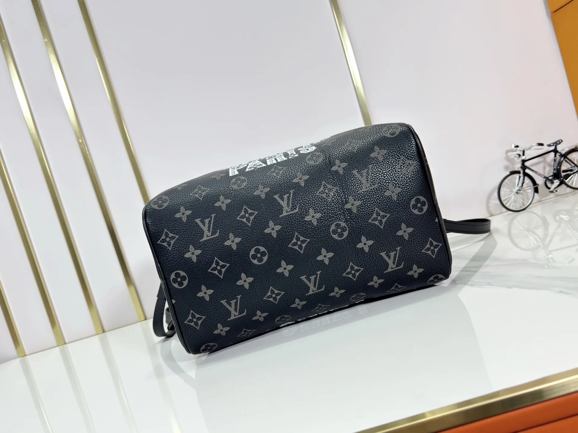 P320 upgraded original M26174 M26175 M26176 M26178 M26180 M24424 LV Speedy 30 Graffiti Pillow Bag Travel Bag Logo-level eye-catching texture and elegant temperament, casual and versatile, which is also the main reason why I bought it. With the soft and tender lambskin material, in short, it can handle various styles of commuting and leisure bags, and it is not a loss. Dimensions: 30×21x17