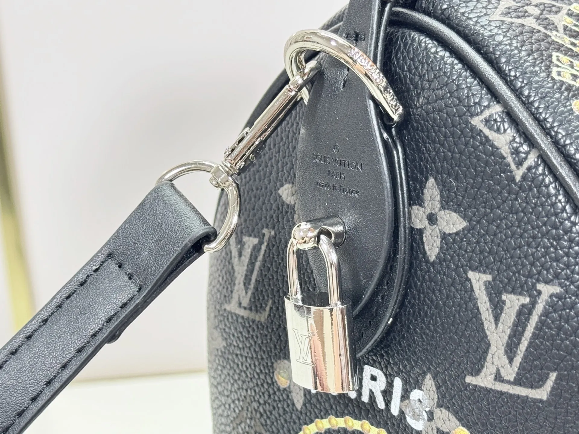 P320 upgraded original M26174 M26175 M26176 M26178 M26180 M24424 LV Speedy 30 Graffiti Pillow Bag Travel Bag Logo-level eye-catching texture and elegant temperament, casual and versatile, which is also the main reason why I bought it. With the soft and tender lambskin material, in short, it can handle various styles of commuting and leisure bags, and it is not a loss. Dimensions: 30×21x17