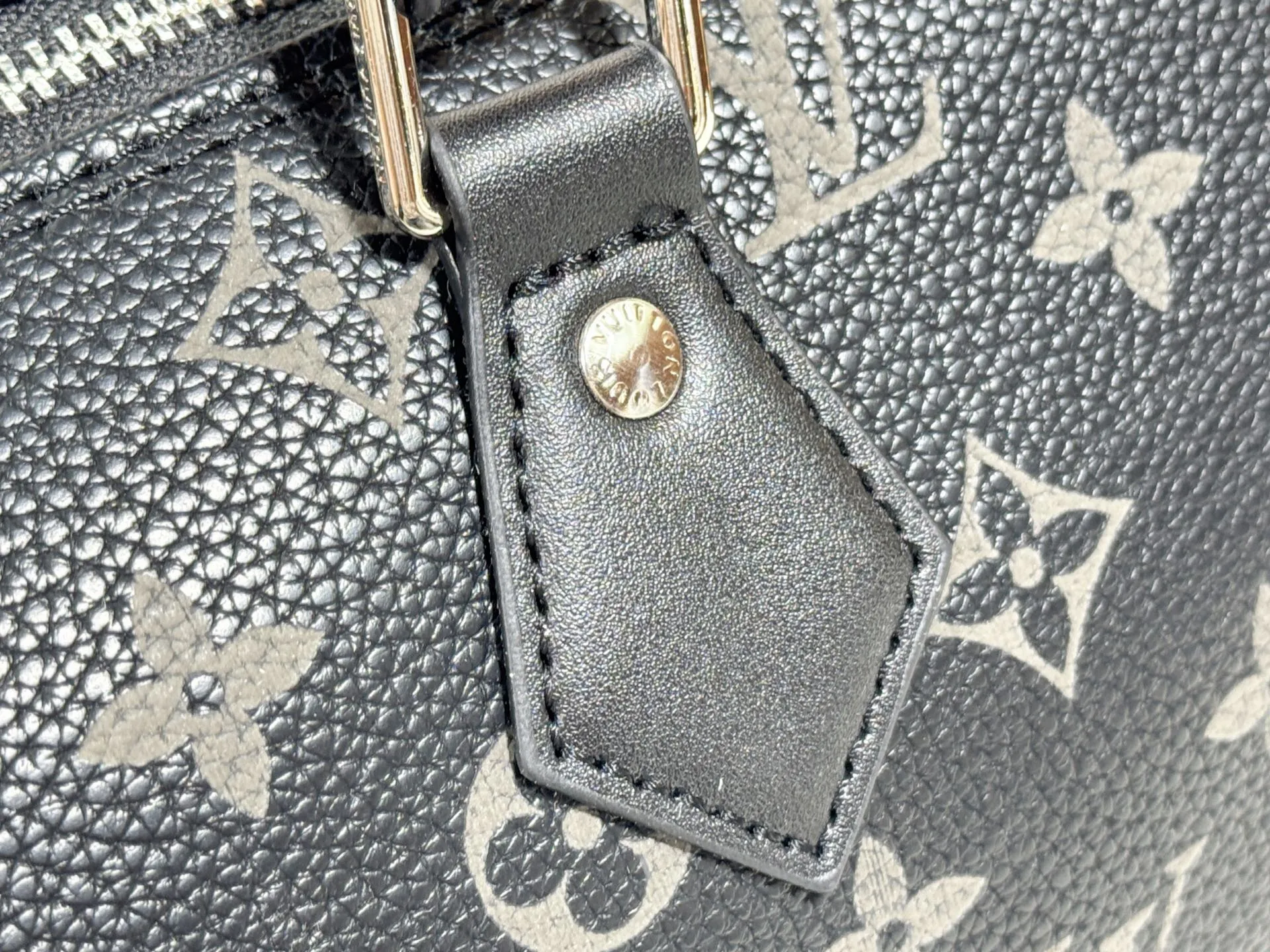 P320 upgraded original M26174 M26175 M26176 M26178 M26180 M24424 LV Speedy 30 Graffiti Pillow Bag Travel Bag Logo-level eye-catching texture and elegant temperament, casual and versatile, which is also the main reason why I bought it. With the soft and tender lambskin material, in short, it can handle various styles of commuting and leisure bags, and it is not a loss. Dimensions: 30×21x17
