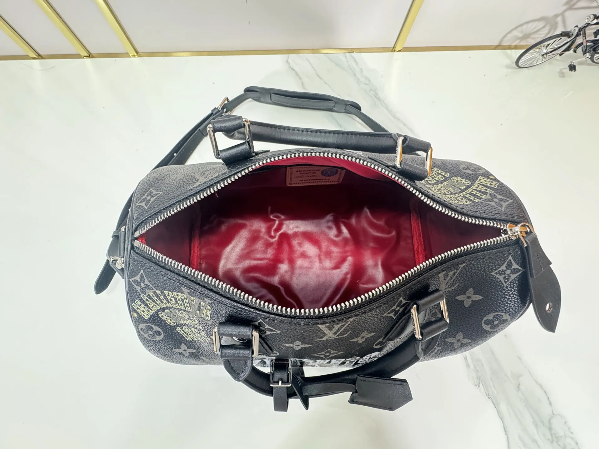 P320 upgraded original M26174 M26175 M26176 M26178 M26180 M24424 LV Speedy 30 Graffiti Pillow Bag Travel Bag Logo-level eye-catching texture and elegant temperament, casual and versatile, which is also the main reason why I bought it. With the soft and tender lambskin material, in short, it can handle various styles of commuting and leisure bags, and it is not a loss. Dimensions: 30×21x17