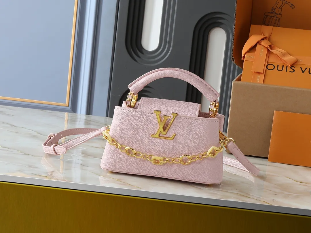 💰420💰Guangzhou goods Upgraded from the original M14381 M14970 M14393 M14972 M14971 This Harmony series launches the Capucines East West mini handbag, which uses a decorative chain to show the inspiration of the Monogram flower. Taurillon cow leather creates an exquisite structure, and the LV letters interpret the colorful brushstrokes of the Puffygram jewelry series. The flap can be folded in or out, and the inner pocket can safely store valuables. Dimensions: 22.0 x 12.0 x 8.0 cm (length x height x width)
