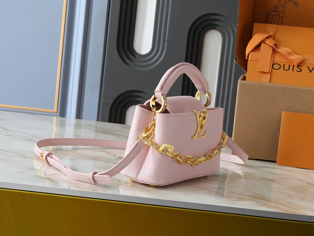 💰420💰Guangzhou goods Upgraded from the original M14381 M14970 M14393 M14972 M14971 This Harmony series launches the Capucines East West mini handbag, which uses a decorative chain to show the inspiration of the Monogram flower. Taurillon cow leather creates an exquisite structure, and the LV letters interpret the colorful brushstrokes of the Puffygram jewelry series. The flap can be folded in or out, and the inner pocket can safely store valuables. Dimensions: 22.0 x 12.0 x 8.0 cm (length x height x width)