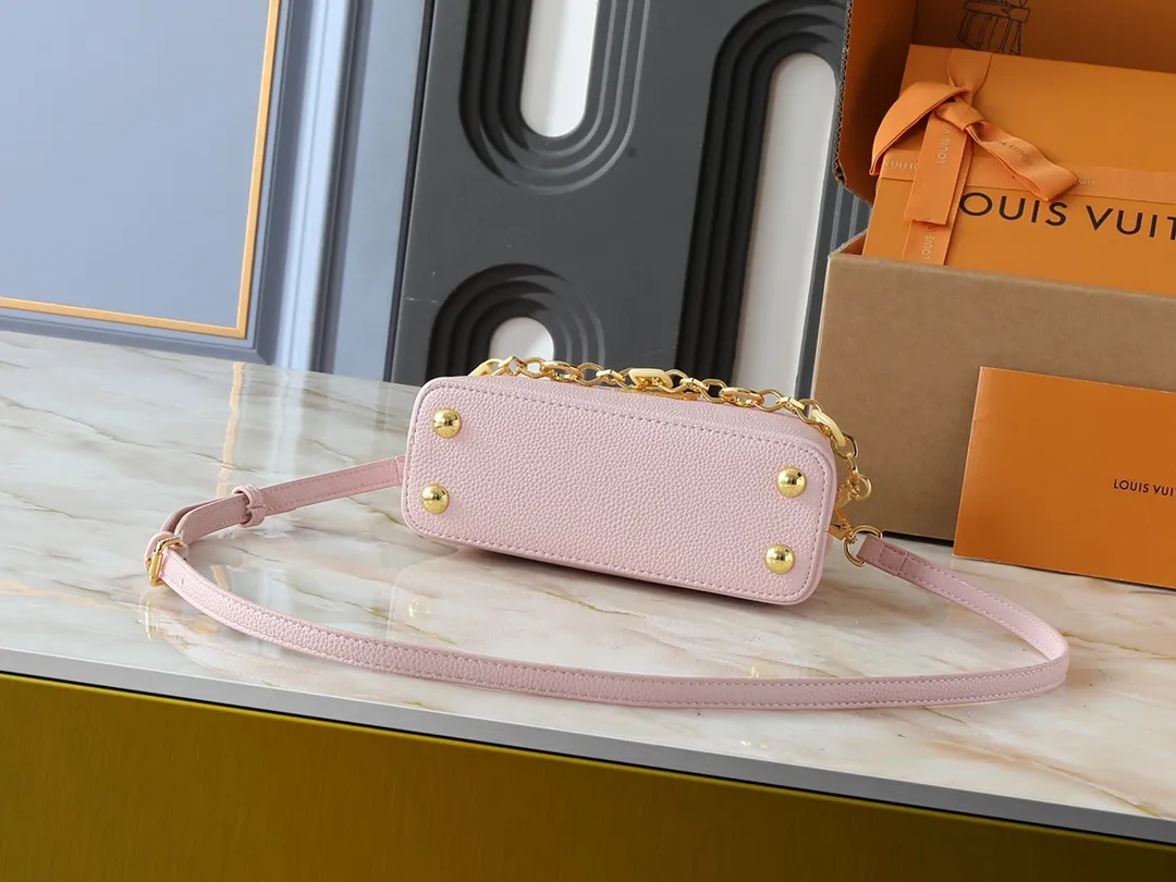 💰420💰Guangzhou goods Upgraded from the original M14381 M14970 M14393 M14972 M14971 This Harmony series launches the Capucines East West mini handbag, which uses a decorative chain to show the inspiration of the Monogram flower. Taurillon cow leather creates an exquisite structure, and the LV letters interpret the colorful brushstrokes of the Puffygram jewelry series. The flap can be folded in or out, and the inner pocket can safely store valuables. Dimensions: 22.0 x 12.0 x 8.0 cm (length x height x width)