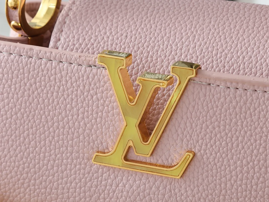 💰420💰Guangzhou goods Upgraded from the original M14381 M14970 M14393 M14972 M14971 This Harmony series launches the Capucines East West mini handbag, which uses a decorative chain to show the inspiration of the Monogram flower. Taurillon cow leather creates an exquisite structure, and the LV letters interpret the colorful brushstrokes of the Puffygram jewelry series. The flap can be folded in or out, and the inner pocket can safely store valuables. Dimensions: 22.0 x 12.0 x 8.0 cm (length x height x width)