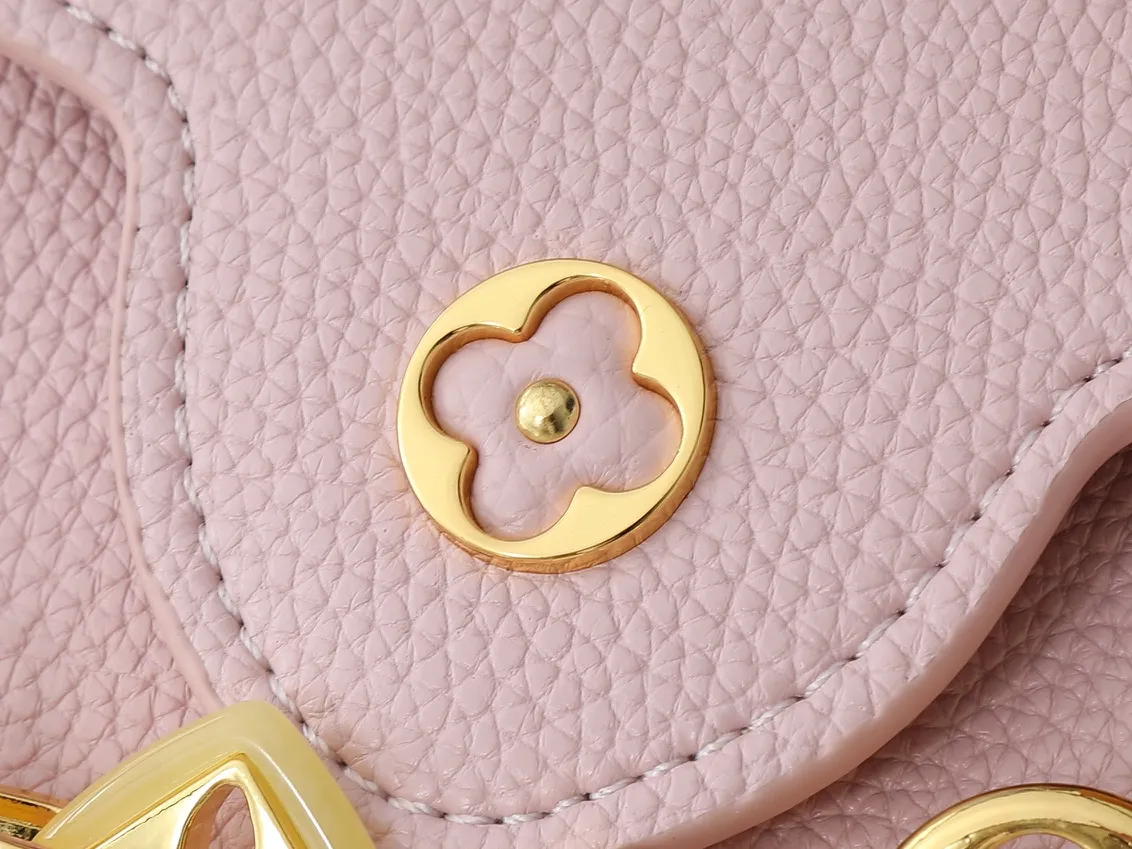 💰420💰Guangzhou goods Upgraded from the original M14381 M14970 M14393 M14972 M14971 This Harmony series launches the Capucines East West mini handbag, which uses a decorative chain to show the inspiration of the Monogram flower. Taurillon cow leather creates an exquisite structure, and the LV letters interpret the colorful brushstrokes of the Puffygram jewelry series. The flap can be folded in or out, and the inner pocket can safely store valuables. Dimensions: 22.0 x 12.0 x 8.0 cm (length x height x width)
