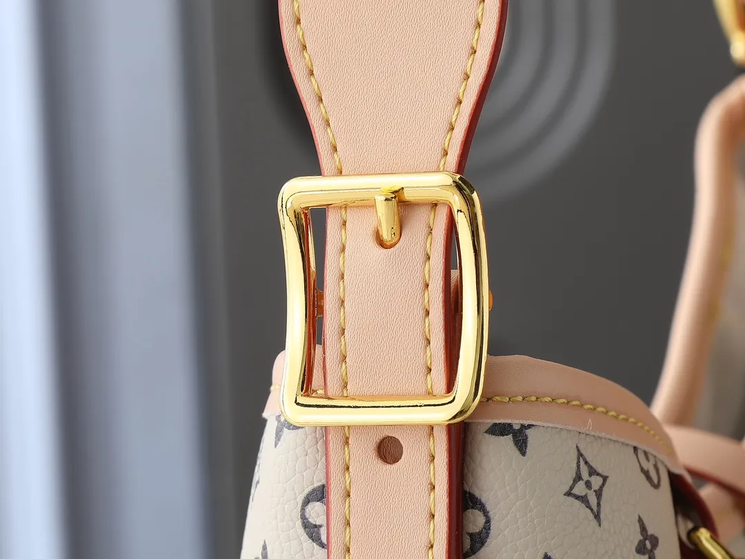 💰240💰Upgraded from the original M24141 M46288 M46293 M46277 M46298 M46203 CarryAll small handbag is made of Mono gram Empreinte embossed leather. It has a generous structure and a neat inner layer. The large inner bag adds functional elements. Comes with a Monogram embossed zipper clutch secured by a leather strap. A personal companion for urban life. Dimensions 29 x 24 x 12 cm (length x height x width)