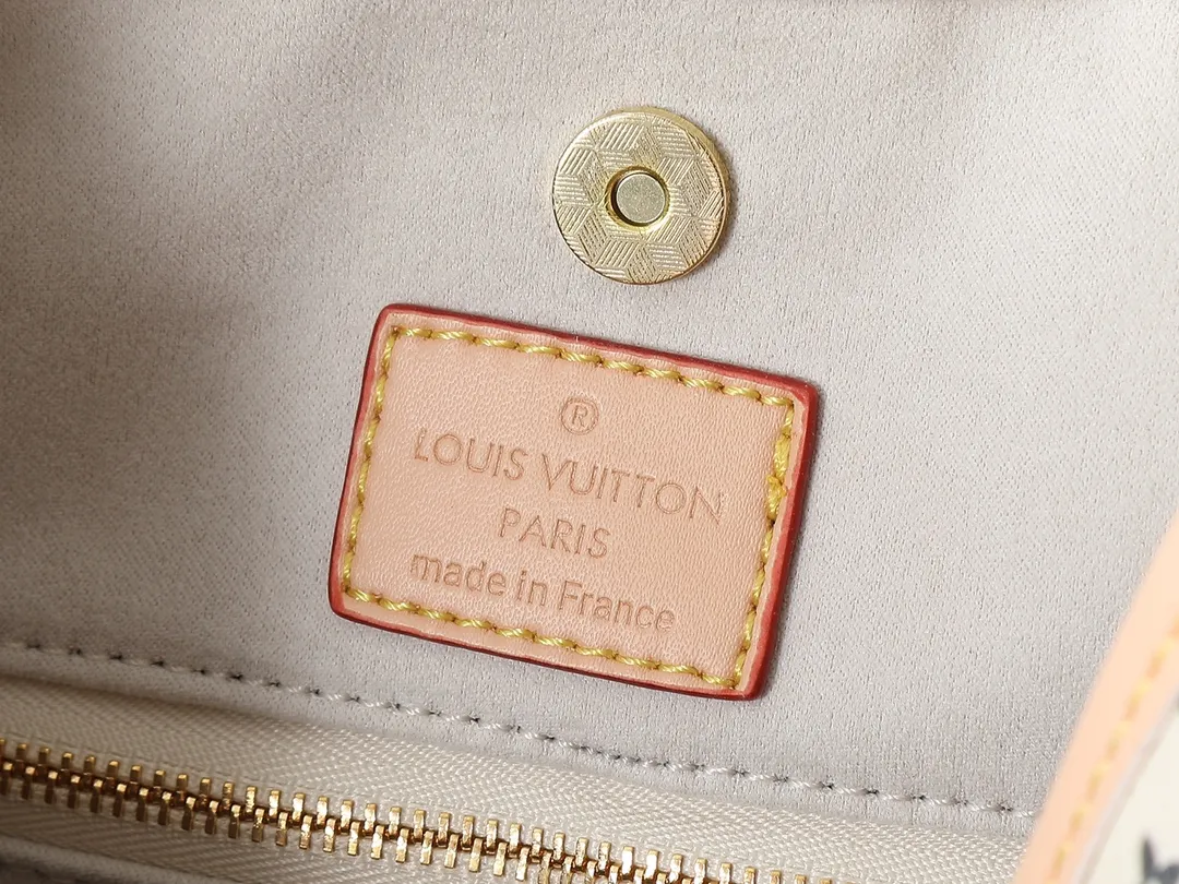 💰240💰Upgraded from the original M24141 M46288 M46293 M46277 M46298 M46203 CarryAll small handbag is made of Mono gram Empreinte embossed leather. It has a generous structure and a neat inner layer. The large inner bag adds functional elements. Comes with a Monogram embossed zipper clutch secured by a leather strap. A personal companion for urban life. Dimensions 29 x 24 x 12 cm (length x height x width)