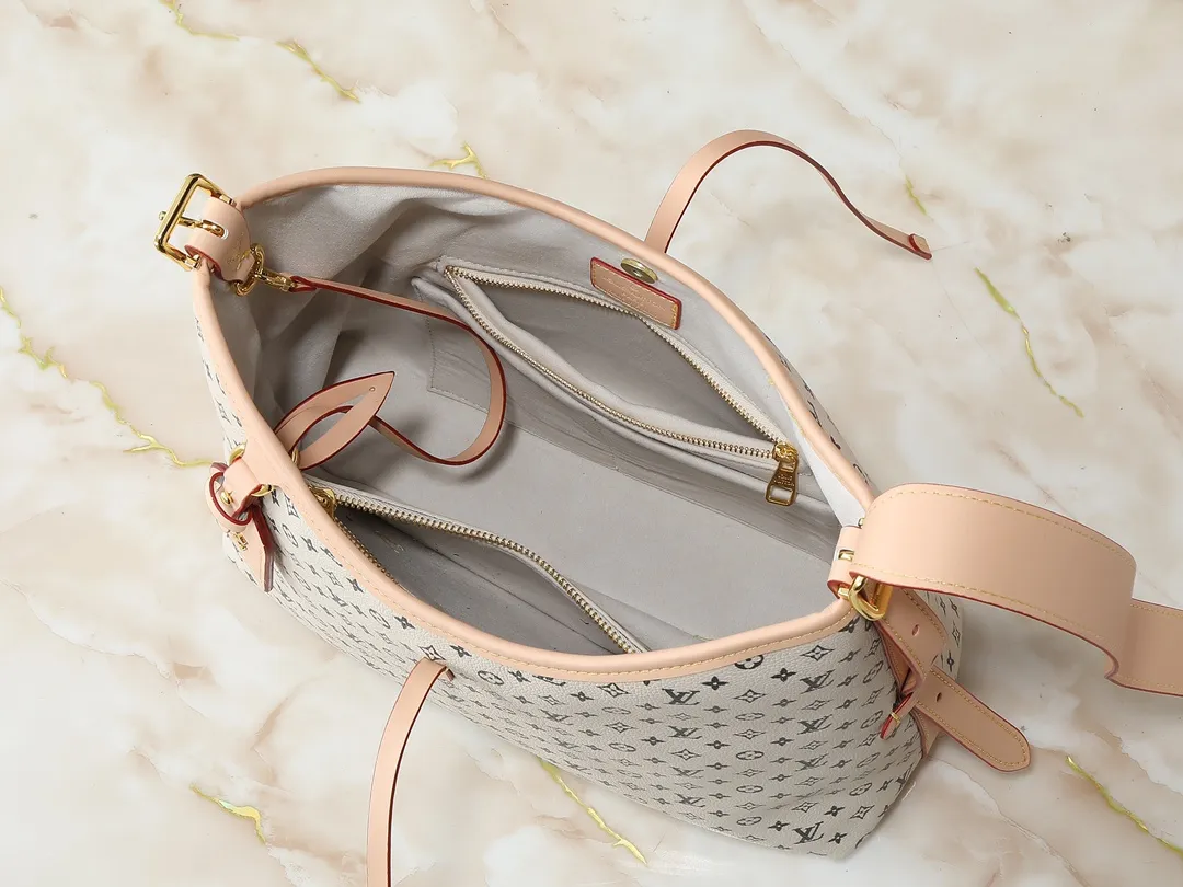 💰240💰Upgraded from the original M24141 M46288 M46293 M46277 M46298 M46203 CarryAll small handbag is made of Mono gram Empreinte embossed leather. It has a generous structure and a neat inner layer. The large inner bag adds functional elements. Comes with a Monogram embossed zipper clutch secured by a leather strap. A personal companion for urban life. Dimensions 29 x 24 x 12 cm (length x height x width)