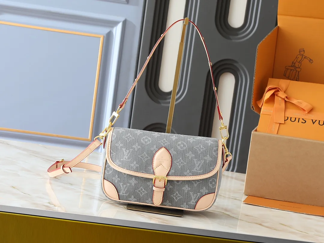 💰240💰Upgraded from the original M13070 M45985, this Diane handbag is made of classic Monogram denim, embellished with contrasting cow leather trim and dazzling metal parts, using modern touches to interpret the new season interest. The zippered interior pocket keeps valuables secure, and the removable leather shoulder strap allows for a variety of carrying options. Dimensions: 24.0 x 15.0 x 9.0 cm (length x height x width)