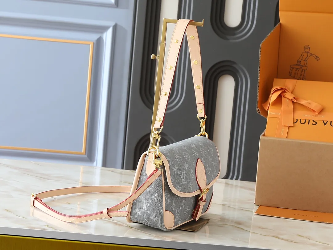 💰240💰Upgraded from the original M13070 M45985, this Diane handbag is made of classic Monogram denim, embellished with contrasting cow leather trim and dazzling metal parts, using modern touches to interpret the new season interest. The zippered interior pocket keeps valuables secure, and the removable leather shoulder strap allows for a variety of carrying options. Dimensions: 24.0 x 15.0 x 9.0 cm (length x height x width)