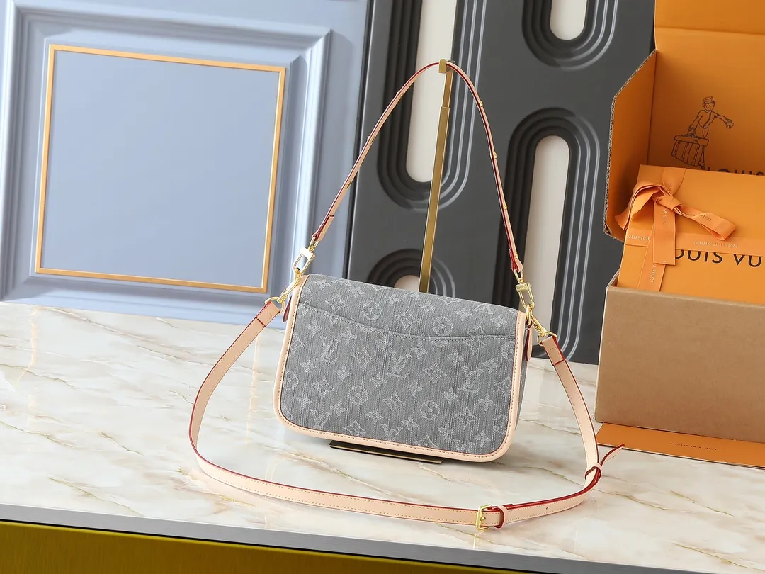 💰240💰Upgraded from the original M13070 M45985, this Diane handbag is made of classic Monogram denim, embellished with contrasting cow leather trim and dazzling metal parts, using modern touches to interpret the new season interest. The zippered interior pocket keeps valuables secure, and the removable leather shoulder strap allows for a variety of carrying options. Dimensions: 24.0 x 15.0 x 9.0 cm (length x height x width)