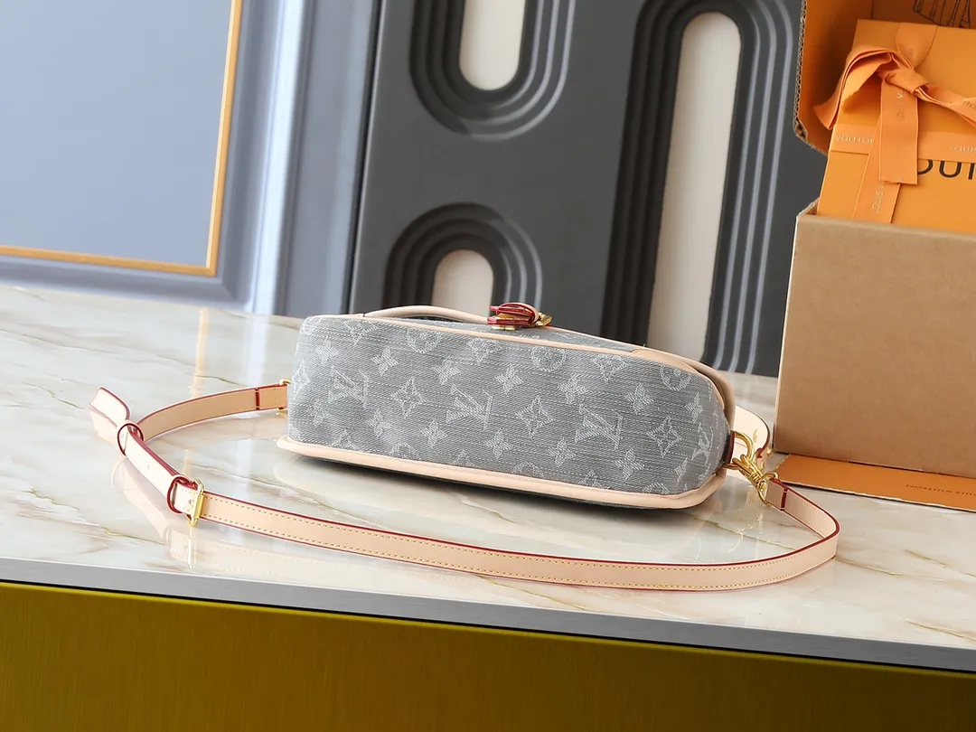 💰240💰Upgraded from the original M13070 M45985, this Diane handbag is made of classic Monogram denim, embellished with contrasting cow leather trim and dazzling metal parts, using modern touches to interpret the new season interest. The zippered interior pocket keeps valuables secure, and the removable leather shoulder strap allows for a variety of carrying options. Dimensions: 24.0 x 15.0 x 9.0 cm (length x height x width)