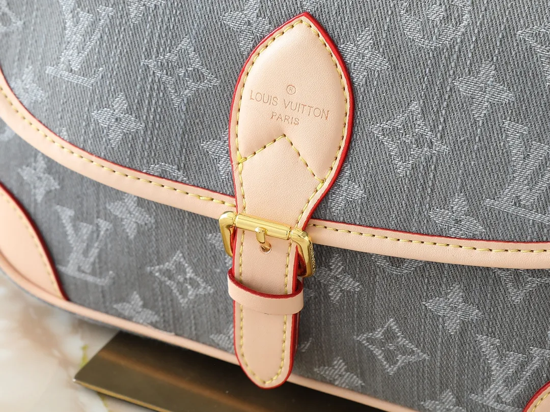 💰240💰Upgraded from the original M13070 M45985, this Diane handbag is made of classic Monogram denim, embellished with contrasting cow leather trim and dazzling metal parts, using modern touches to interpret the new season interest. The zippered interior pocket keeps valuables secure, and the removable leather shoulder strap allows for a variety of carrying options. Dimensions: 24.0 x 15.0 x 9.0 cm (length x height x width)