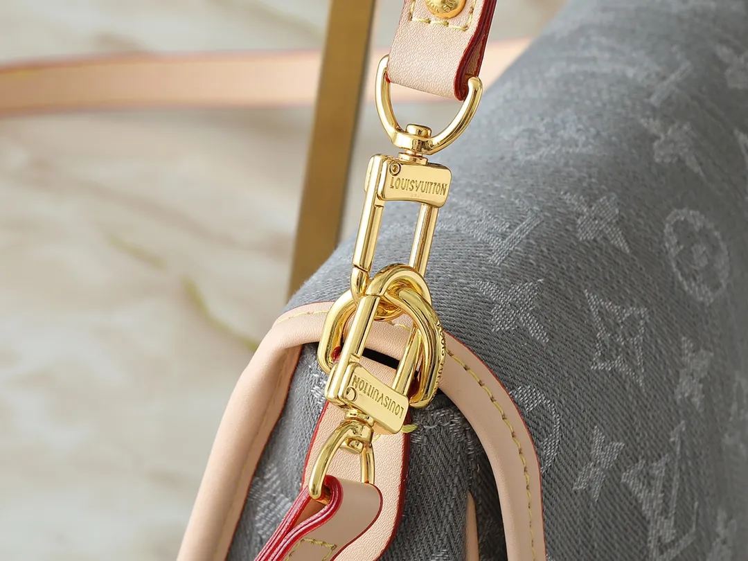 💰240💰Upgraded from the original M13070 M45985, this Diane handbag is made of classic Monogram denim, embellished with contrasting cow leather trim and dazzling metal parts, using modern touches to interpret the new season interest. The zippered interior pocket keeps valuables secure, and the removable leather shoulder strap allows for a variety of carrying options. Dimensions: 24.0 x 15.0 x 9.0 cm (length x height x width)