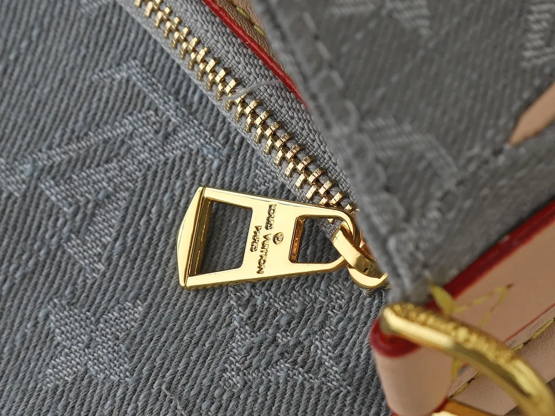💰240💰Upgraded from the original M13070 M45985, this Diane handbag is made of classic Monogram denim, embellished with contrasting cow leather trim and dazzling metal parts, using modern touches to interpret the new season interest. The zippered interior pocket keeps valuables secure, and the removable leather shoulder strap allows for a variety of carrying options. Dimensions: 24.0 x 15.0 x 9.0 cm (length x height x width)