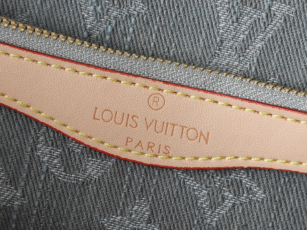💰240💰Upgraded from the original M13070 M45985, this Diane handbag is made of classic Monogram denim, embellished with contrasting cow leather trim and dazzling metal parts, using modern touches to interpret the new season interest. The zippered interior pocket keeps valuables secure, and the removable leather shoulder strap allows for a variety of carrying options. Dimensions: 24.0 x 15.0 x 9.0 cm (length x height x width)