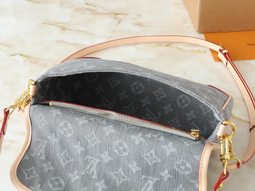 💰240💰Upgraded from the original M13070 M45985, this Diane handbag is made of classic Monogram denim, embellished with contrasting cow leather trim and dazzling metal parts, using modern touches to interpret the new season interest. The zippered interior pocket keeps valuables secure, and the removable leather shoulder strap allows for a variety of carrying options. Dimensions: 24.0 x 15.0 x 9.0 cm (length x height x width)