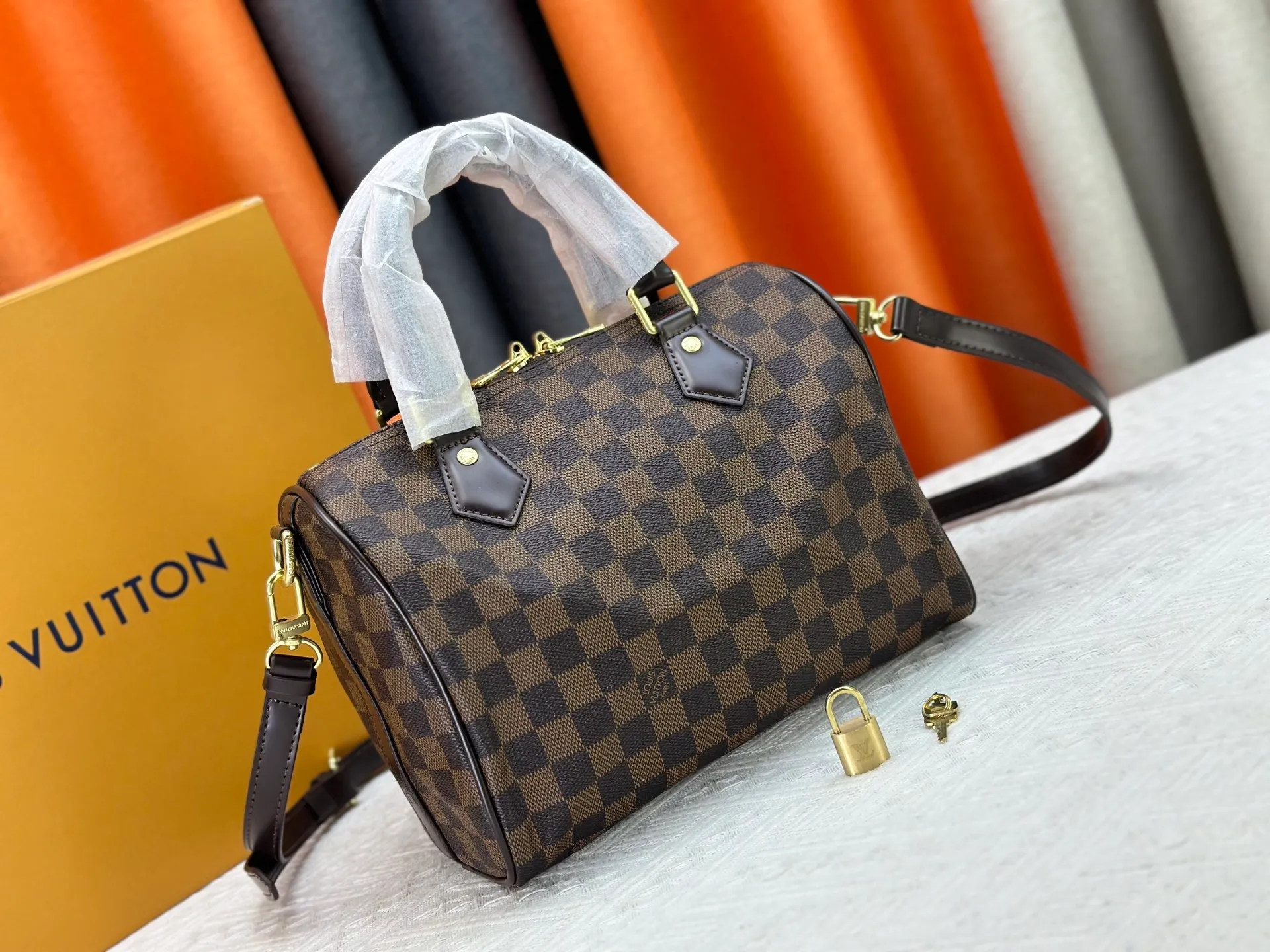P240 P250 P260 High-definition shooting quality as shown in the picture. Good quality, full of positive reputation! Highly recommended Speedy fashion hot model, classic Monogram canvas➕imported Italian discolored yellow leather trim➕high-end original hardware➕adjustable shoulder strap lock. It feels soft, highly practical, and can be called a classic. The upper body is super elegant. Brand: LouisVuitton! Model: Small 40390/Medium 40391/Large 40392! Material: Imported original leather! Size: small size 25*19*15, medium size 30*21*17, large size 35*23*18,