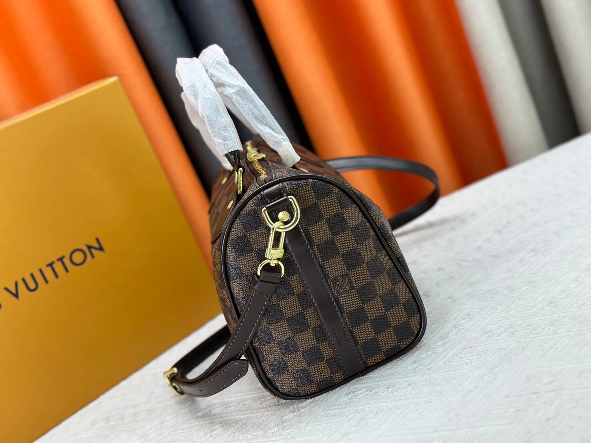 P240 P250 P260 High-definition shooting quality as shown in the picture. Good quality, full of positive reputation! Highly recommended Speedy fashion hot model, classic Monogram canvas➕imported Italian discolored yellow leather trim➕high-end original hardware➕adjustable shoulder strap lock. It feels soft, highly practical, and can be called a classic. The upper body is super elegant. Brand: LouisVuitton! Model: Small 40390/Medium 40391/Large 40392! Material: Imported original leather! Size: small size 25*19*15, medium size 30*21*17, large size 35*23*18,