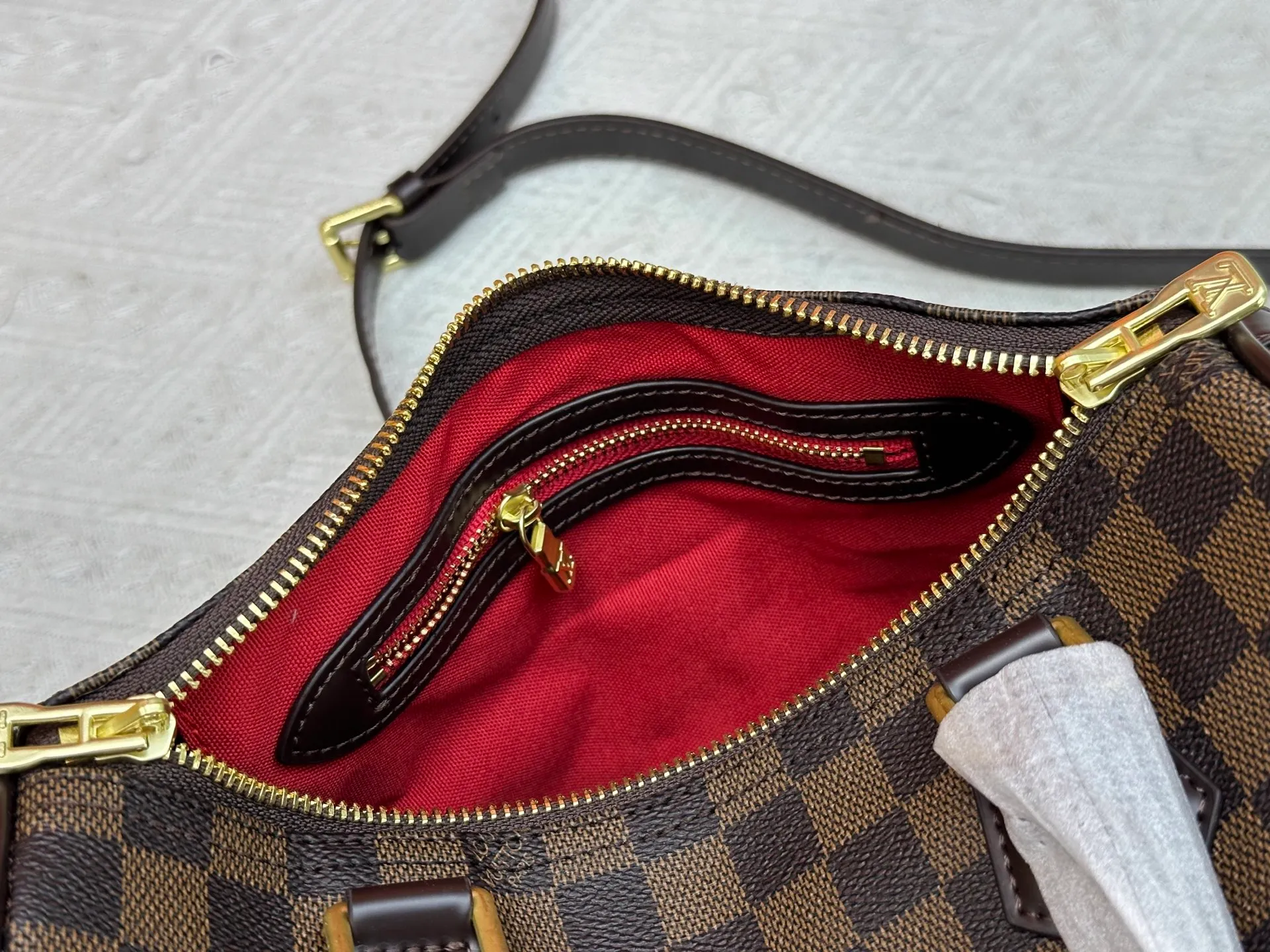 P240 P250 P260 High-definition shooting quality as shown in the picture. Good quality, full of positive reputation! Highly recommended Speedy fashion hot model, classic Monogram canvas➕imported Italian discolored yellow leather trim➕high-end original hardware➕adjustable shoulder strap lock. It feels soft, highly practical, and can be called a classic. The upper body is super elegant. Brand: LouisVuitton! Model: Small 40390/Medium 40391/Large 40392! Material: Imported original leather! Size: small size 25*19*15, medium size 30*21*17, large size 35*23*18,