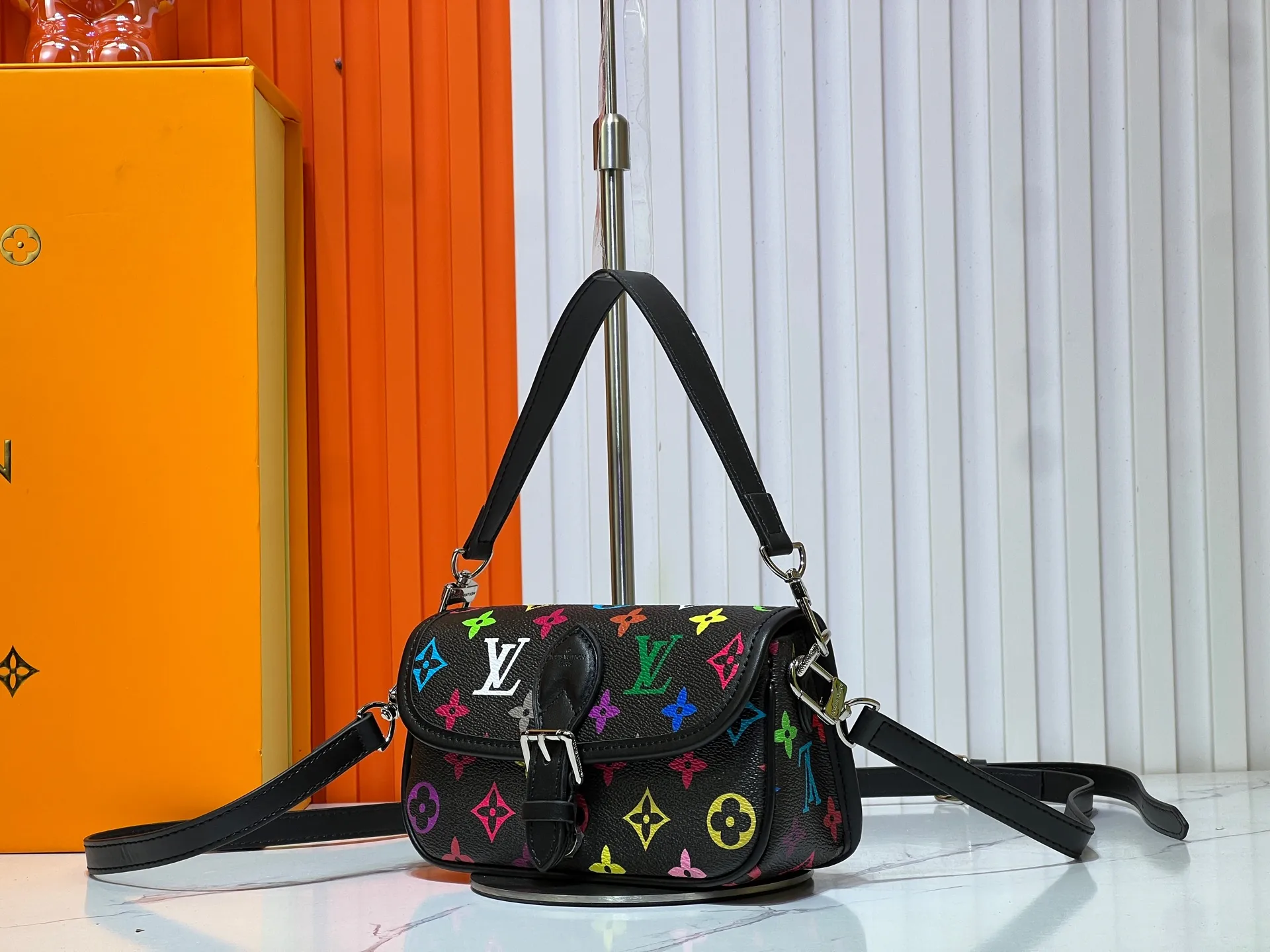Batch 240💰Upgraded original M83566 M83300 M45985 baguette bag series new Diane handbag Diane satchel is made of Monogram Empreinte, made of the brand's iconic embossed leather. This versatile bag comes with a removable leather shoulder strap that can be worn over the shoulder or by hand, as well as a roomy removable jacquard crossbody bag with 'Louis Vuitton' printed strap. This versatile bag can be styled chic or sporty to match the overall style or mood. Dimensions: 19×10.5×6cm.