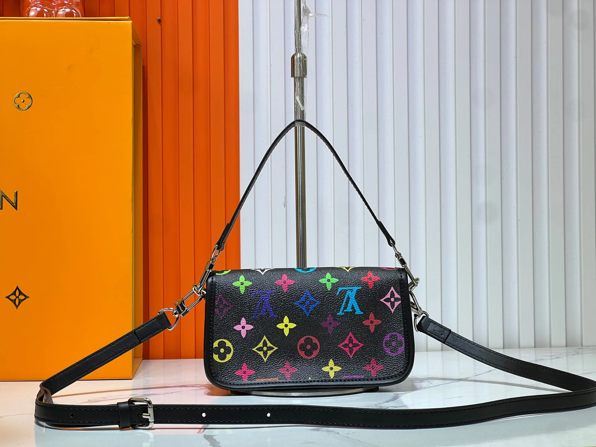 Batch 240💰Upgraded original M83566 M83300 M45985 baguette bag series new Diane handbag Diane satchel is made of Monogram Empreinte, made of the brand's iconic embossed leather. This versatile bag comes with a removable leather shoulder strap that can be worn over the shoulder or by hand, as well as a roomy removable jacquard crossbody bag with 'Louis Vuitton' printed strap. This versatile bag can be styled chic or sporty to match the overall style or mood. Dimensions: 19×10.5×6cm.