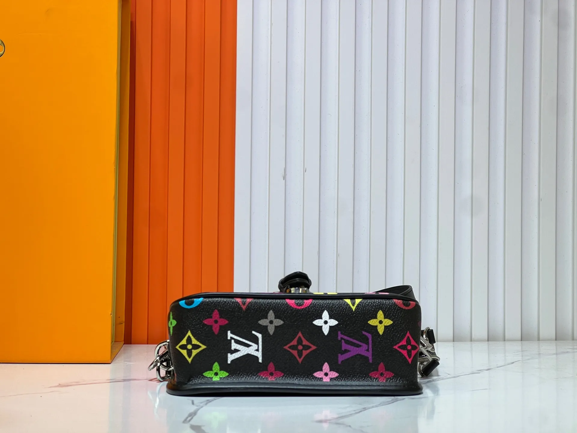 Batch 240💰Upgraded original M83566 M83300 M45985 baguette bag series new Diane handbag Diane satchel is made of Monogram Empreinte, made of the brand's iconic embossed leather. This versatile bag comes with a removable leather shoulder strap that can be worn over the shoulder or by hand, as well as a roomy removable jacquard crossbody bag with 'Louis Vuitton' printed strap. This versatile bag can be styled chic or sporty to match the overall style or mood. Dimensions: 19×10.5×6cm.