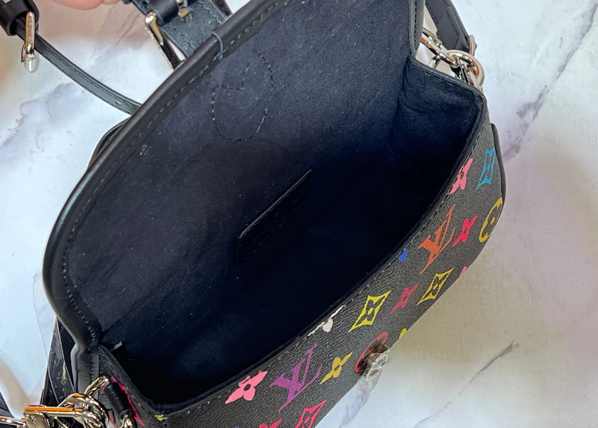 Batch 240💰Upgraded original M83566 M83300 M45985 baguette bag series new Diane handbag Diane satchel is made of Monogram Empreinte, made of the brand's iconic embossed leather. This versatile bag comes with a removable leather shoulder strap that can be worn over the shoulder or by hand, as well as a roomy removable jacquard crossbody bag with 'Louis Vuitton' printed strap. This versatile bag can be styled chic or sporty to match the overall style or mood. Dimensions: 19×10.5×6cm.