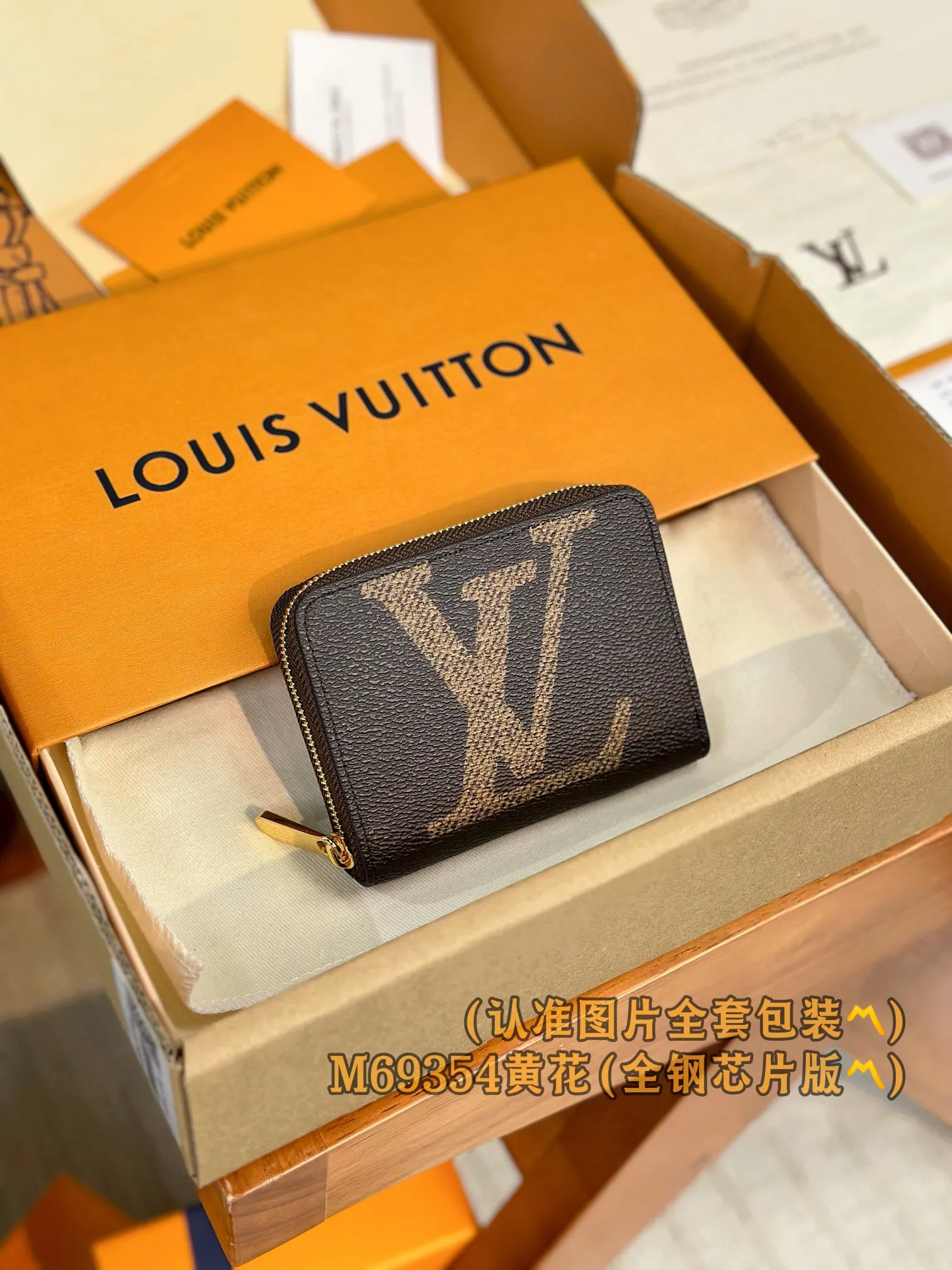 P700 [Genuine grade] [Special grade MB all-steel high-elastic fabric] M69354 (〽️A-grade all-steel version〽️) Personalized customized version! Changing code chip! ZIPPY Zipper Coin Purse, this Zippy zipper coin purse is made of the iconic Monogram canvas material and is known for its small and compact shape, which can be easily stored in a pocket or small bag and provides frequently used functions. The LV engraved zipper ensures security, and the wide opening makes it easy to access change, cards and folded bills. 11 x 8.5 x 2 cm (length x height x width).