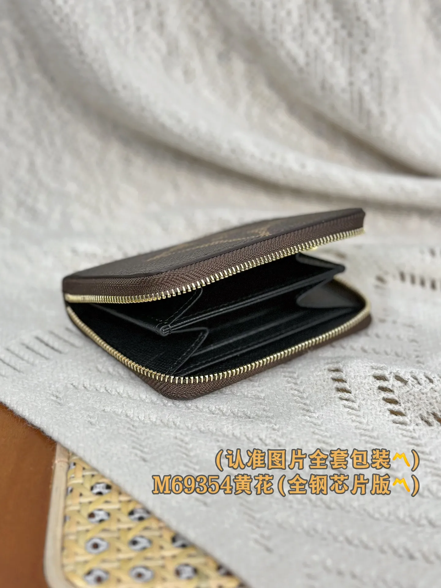 P700 [Genuine grade] [Special grade MB all-steel high-elastic fabric] M69354 (〽️A-grade all-steel version〽️) Personalized customized version! Changing code chip! ZIPPY Zipper Coin Purse, this Zippy zipper coin purse is made of the iconic Monogram canvas material and is known for its small and compact shape, which can be easily stored in a pocket or small bag and provides frequently used functions. The LV engraved zipper ensures security, and the wide opening makes it easy to access change, cards and folded bills. 11 x 8.5 x 2 cm (length x height x width).