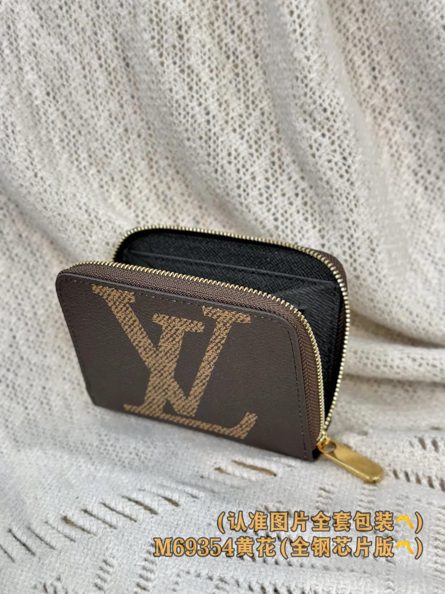 P700 [Genuine grade] [Special grade MB all-steel high-elastic fabric] M69354 (〽️A-grade all-steel version〽️) Personalized customized version! Changing code chip! ZIPPY Zipper Coin Purse, this Zippy zipper coin purse is made of the iconic Monogram canvas material and is known for its small and compact shape, which can be easily stored in a pocket or small bag and provides frequently used functions. The LV engraved zipper ensures security, and the wide opening makes it easy to access change, cards and folded bills. 11 x 8.5 x 2 cm (length x height x width).
