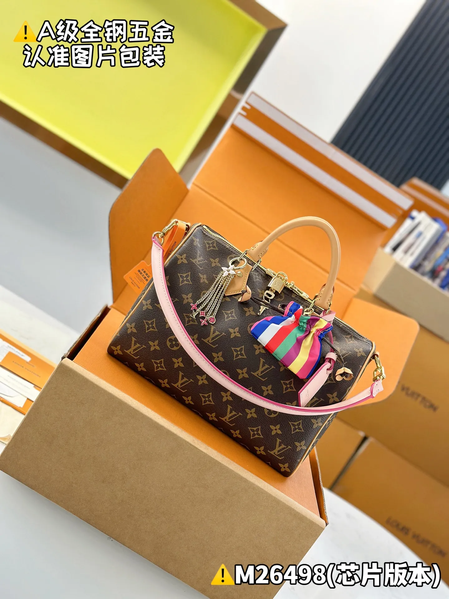 Internal price P1840 [Super grade MB high elastic fabric] SPEEDY SOFT 30 DARK handbag Model: M26498 Material: A+ grade all-steel hardware, imported high elastic fabric Packaging: Full set of special grade duty-free MB packaging Dimensions: 21 x 17 x 30 cm