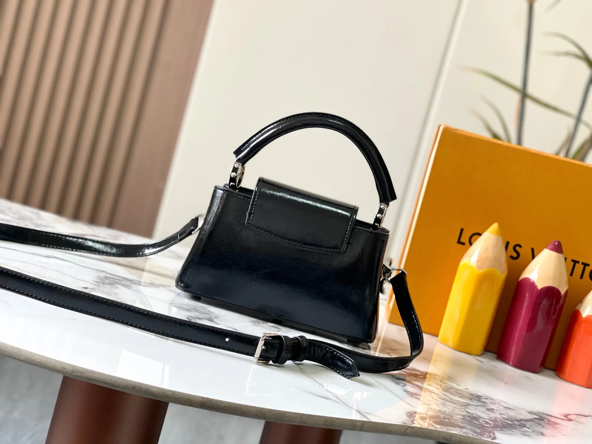 P460 [Guangzhou top quality original version] M25491 This Capucines East-West mini handbag draws color inspiration from the Louis Vuitton beauty series, subtly showing grace and grace. The pleated leather body adds an edgy feel and features a flap that can be folded in or out. The LV letters highlight the brand mark, and the shiny chain can be removed at will. Size:22*12*8cm