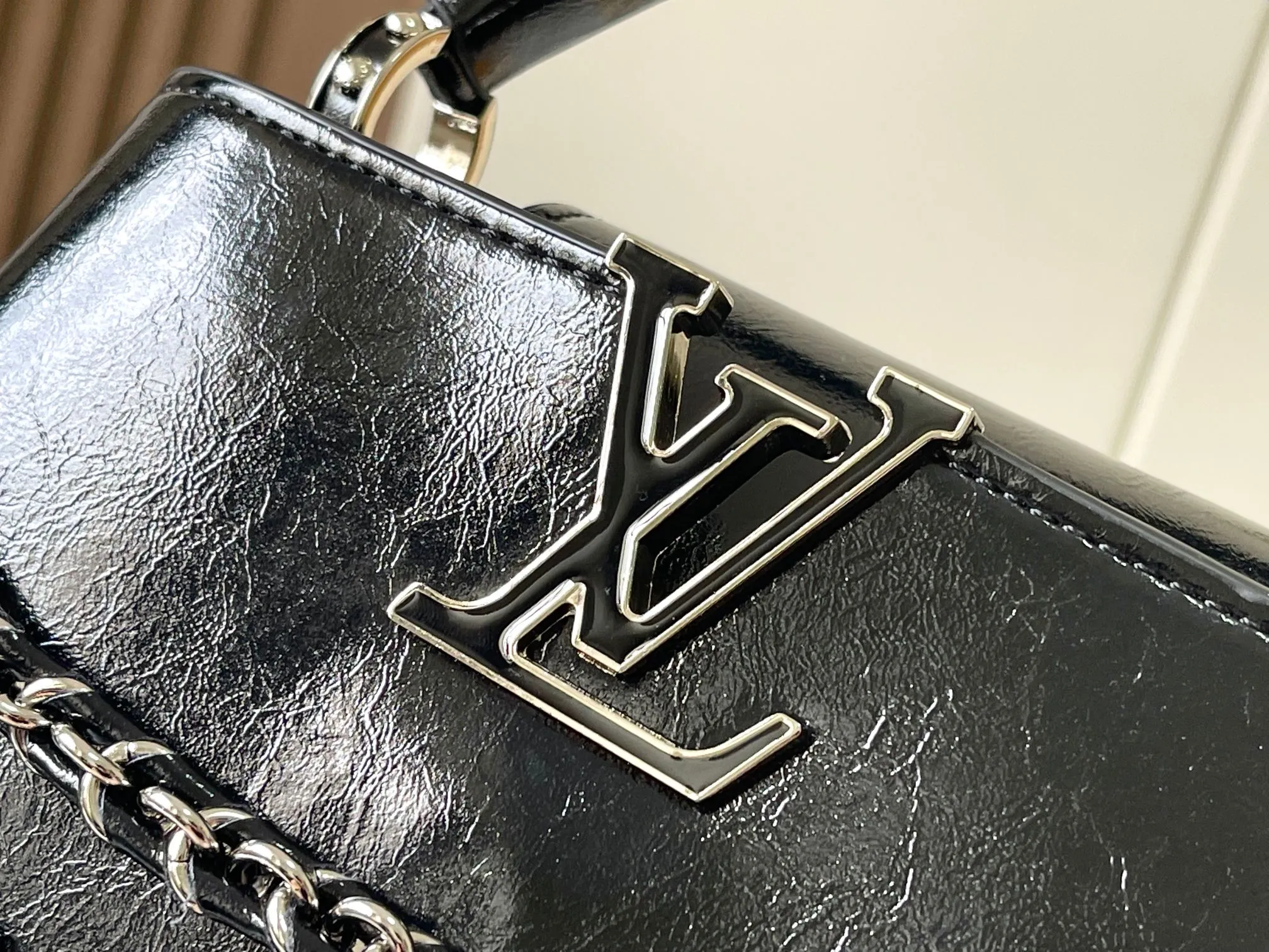P460 [Guangzhou top quality original version] M25491 This Capucines East-West mini handbag draws color inspiration from the Louis Vuitton beauty series, subtly showing grace and grace. The pleated leather body adds an edgy feel and features a flap that can be folded in or out. The LV letters highlight the brand mark, and the shiny chain can be removed at will. Size:22*12*8cm