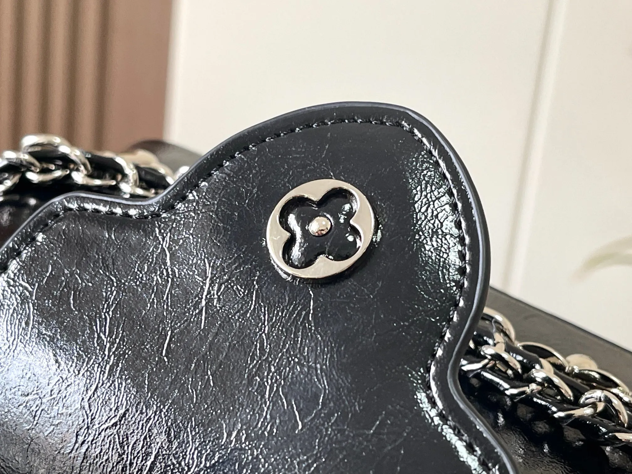P460 [Guangzhou top quality original version] M25491 This Capucines East-West mini handbag draws color inspiration from the Louis Vuitton beauty series, subtly showing grace and grace. The pleated leather body adds an edgy feel and features a flap that can be folded in or out. The LV letters highlight the brand mark, and the shiny chain can be removed at will. Size:22*12*8cm