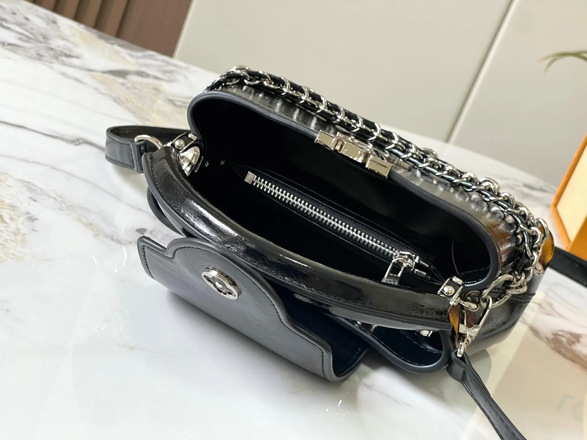 P460 [Guangzhou top quality original version] M25491 This Capucines East-West mini handbag draws color inspiration from the Louis Vuitton beauty series, subtly showing grace and grace. The pleated leather body adds an edgy feel and features a flap that can be folded in or out. The LV letters highlight the brand mark, and the shiny chain can be removed at will. Size:22*12*8cm