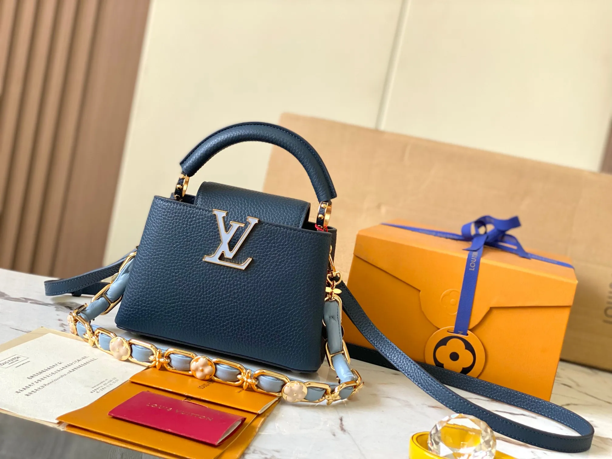 p2400 [Super high-quality original leather💋 M23288 dark blue shell upgraded hardware] This season's new Capucines handbag highlights femininity. Metal links and elegant soft cow leather are woven into a delicate chain, with enamel and Monogram flowers scattered on it. The enamel brand logo highlights the texture of jewelry and makes the handbag even more beautiful.  Dimensions: 21 x 14 x 8 cm