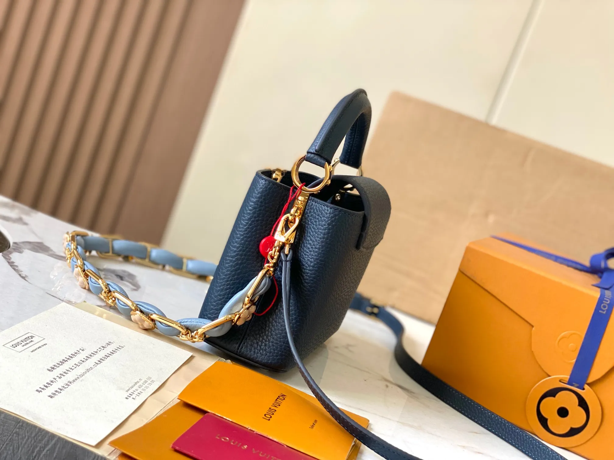 p2400 [Super high-quality original leather💋 M23288 dark blue shell upgraded hardware] This season's new Capucines handbag highlights femininity. Metal links and elegant soft cow leather are woven into a delicate chain, with enamel and Monogram flowers scattered on it. The enamel brand logo highlights the texture of jewelry and makes the handbag even more beautiful.  Dimensions: 21 x 14 x 8 cm