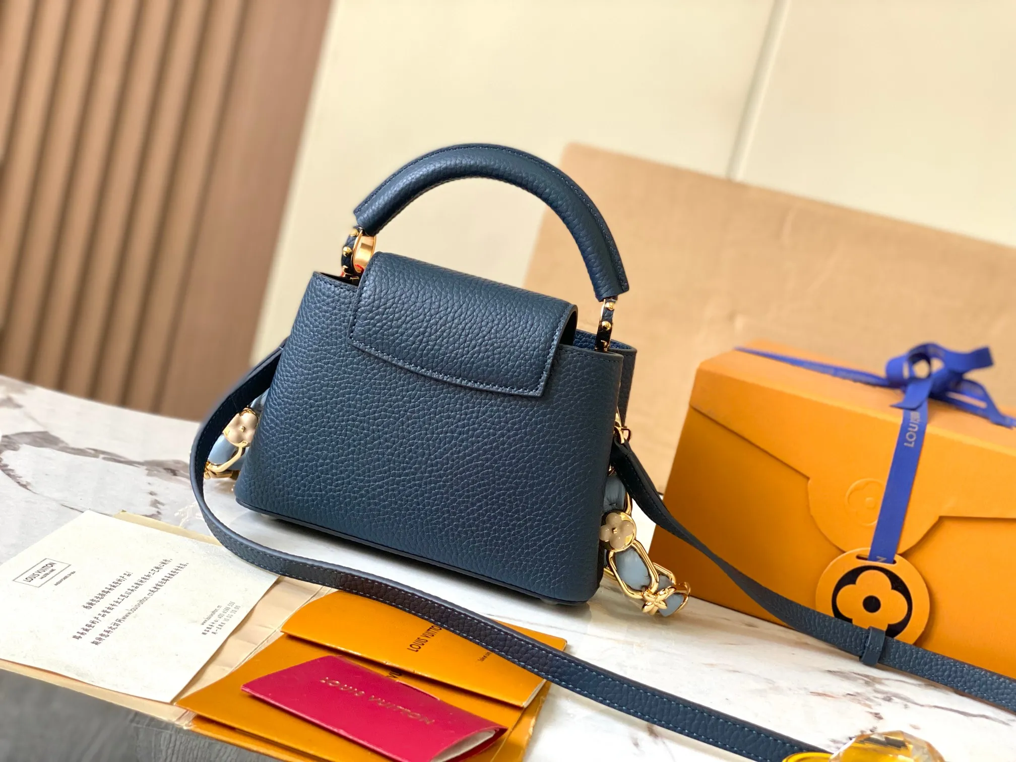 p2400 [Super high-quality original leather💋 M23288 dark blue shell upgraded hardware] This season's new Capucines handbag highlights femininity. Metal links and elegant soft cow leather are woven into a delicate chain, with enamel and Monogram flowers scattered on it. The enamel brand logo highlights the texture of jewelry and makes the handbag even more beautiful.  Dimensions: 21 x 14 x 8 cm