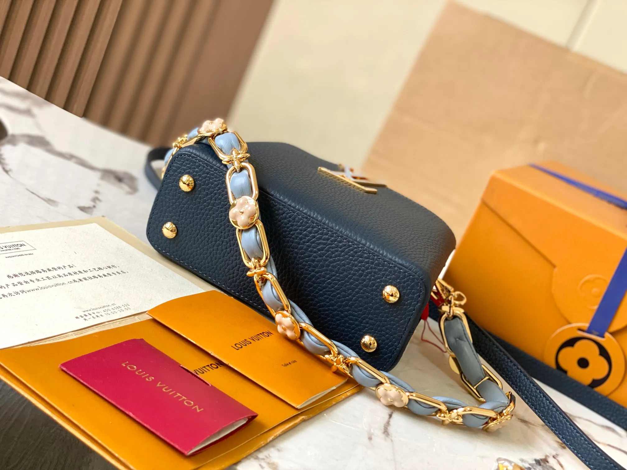 p2400 [Super high-quality original leather💋 M23288 dark blue shell upgraded hardware] This season's new Capucines handbag highlights femininity. Metal links and elegant soft cow leather are woven into a delicate chain, with enamel and Monogram flowers scattered on it. The enamel brand logo highlights the texture of jewelry and makes the handbag even more beautiful.  Dimensions: 21 x 14 x 8 cm