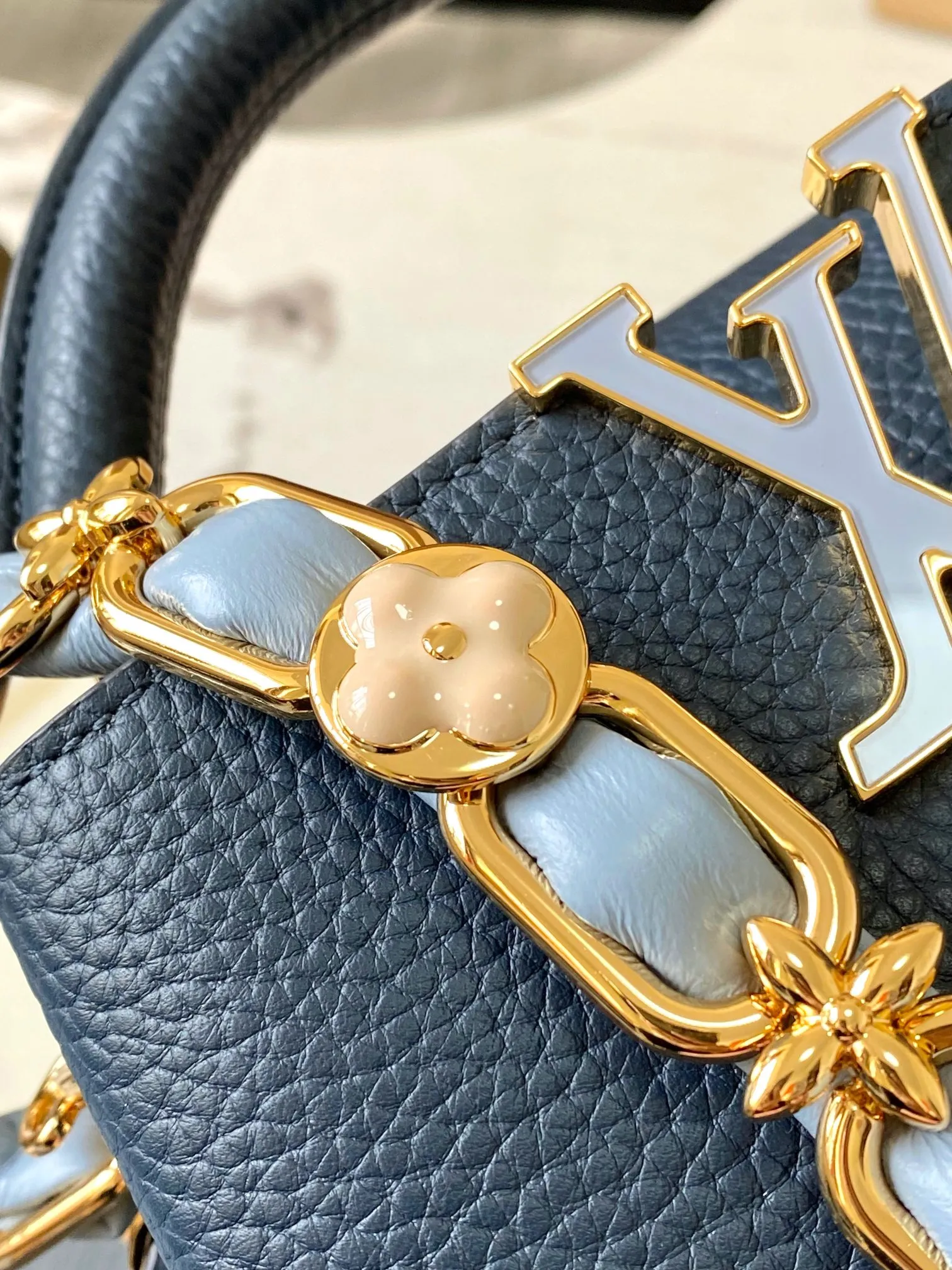 p2400 [Super high-quality original leather💋 M23288 dark blue shell upgraded hardware] This season's new Capucines handbag highlights femininity. Metal links and elegant soft cow leather are woven into a delicate chain, with enamel and Monogram flowers scattered on it. The enamel brand logo highlights the texture of jewelry and makes the handbag even more beautiful.  Dimensions: 21 x 14 x 8 cm