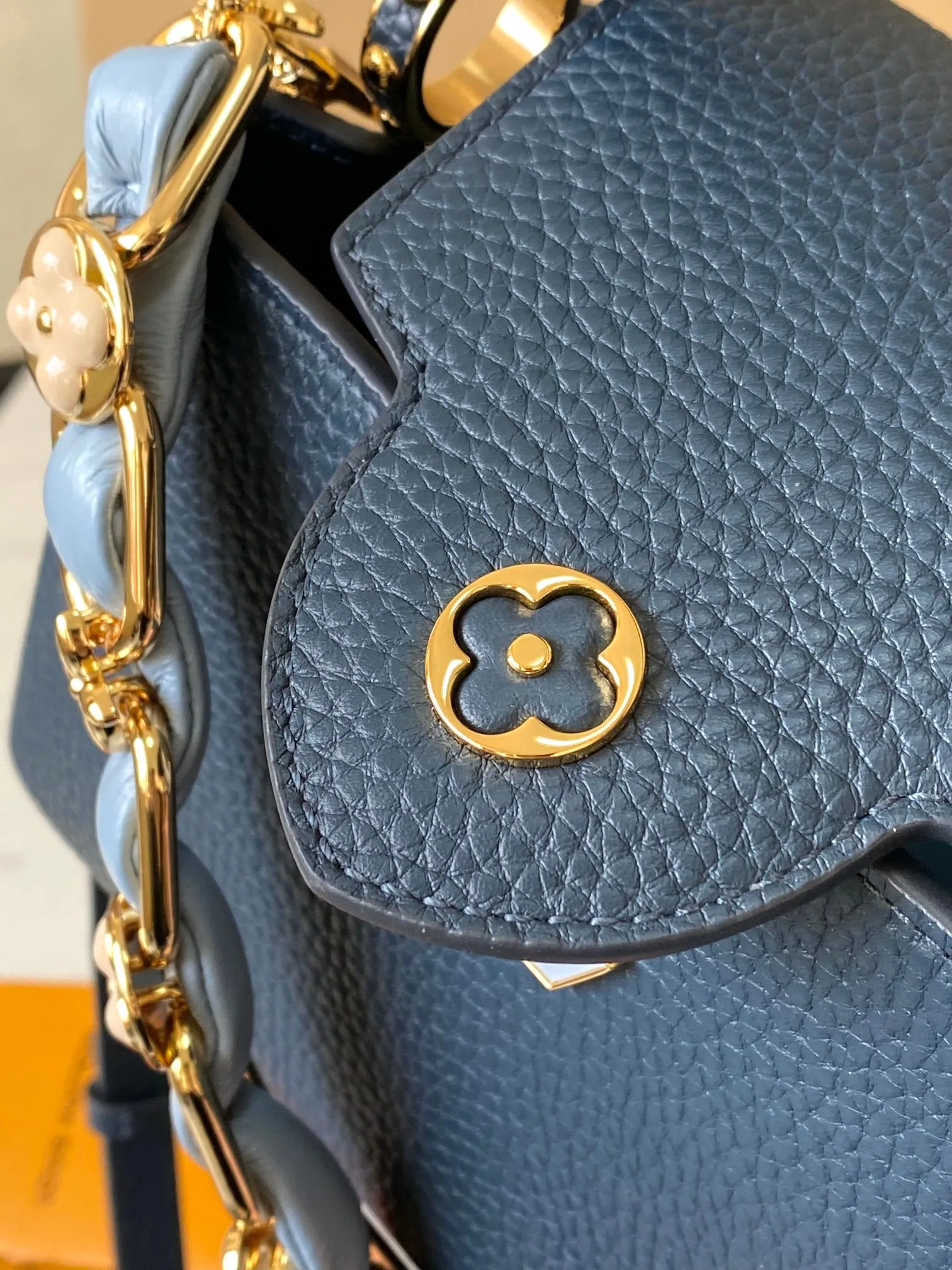 p2400 [Super high-quality original leather💋 M23288 dark blue shell upgraded hardware] This season's new Capucines handbag highlights femininity. Metal links and elegant soft cow leather are woven into a delicate chain, with enamel and Monogram flowers scattered on it. The enamel brand logo highlights the texture of jewelry and makes the handbag even more beautiful.  Dimensions: 21 x 14 x 8 cm