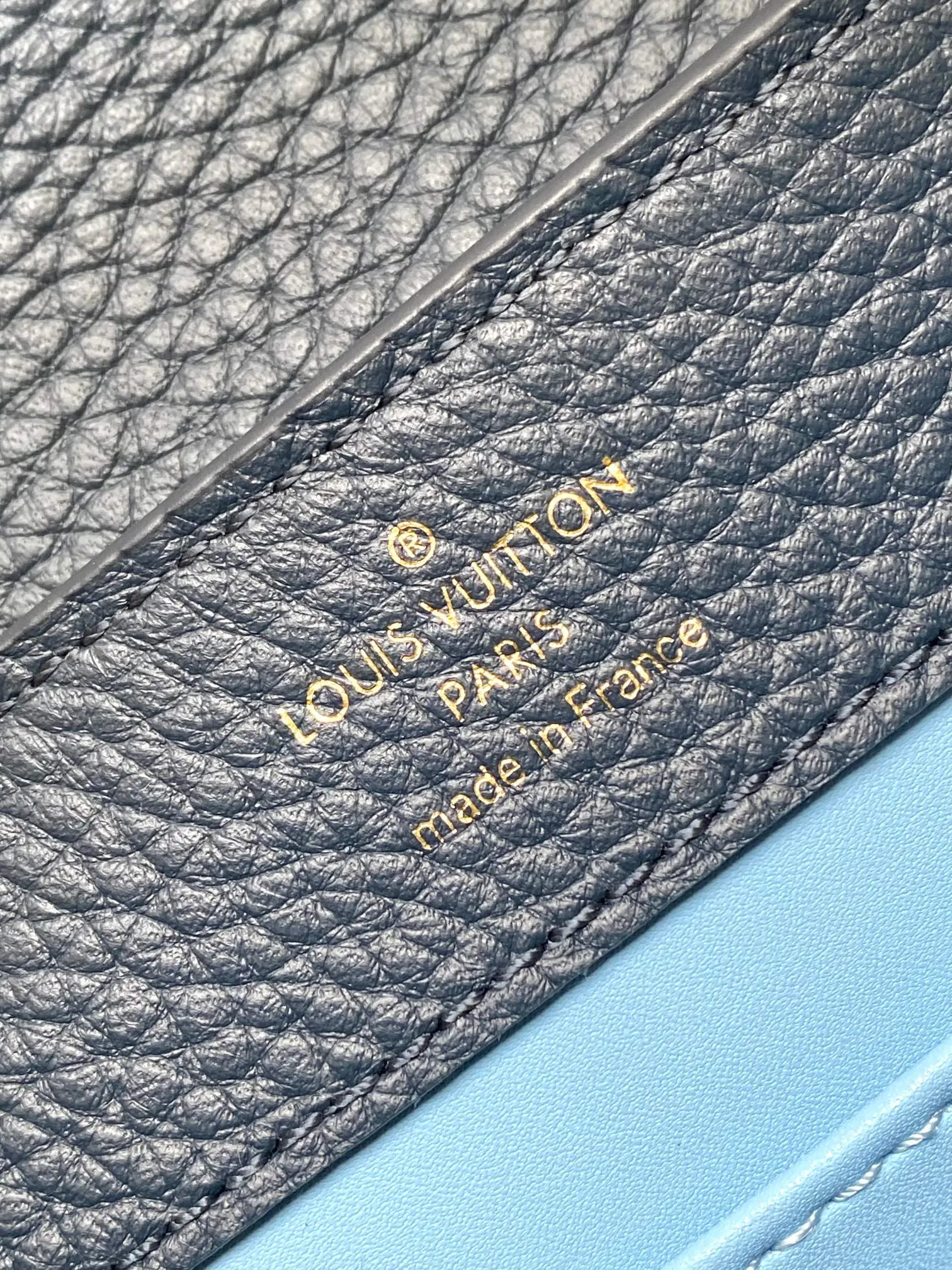 p2400 [Super high-quality original leather💋 M23288 dark blue shell upgraded hardware] This season's new Capucines handbag highlights femininity. Metal links and elegant soft cow leather are woven into a delicate chain, with enamel and Monogram flowers scattered on it. The enamel brand logo highlights the texture of jewelry and makes the handbag even more beautiful.  Dimensions: 21 x 14 x 8 cm