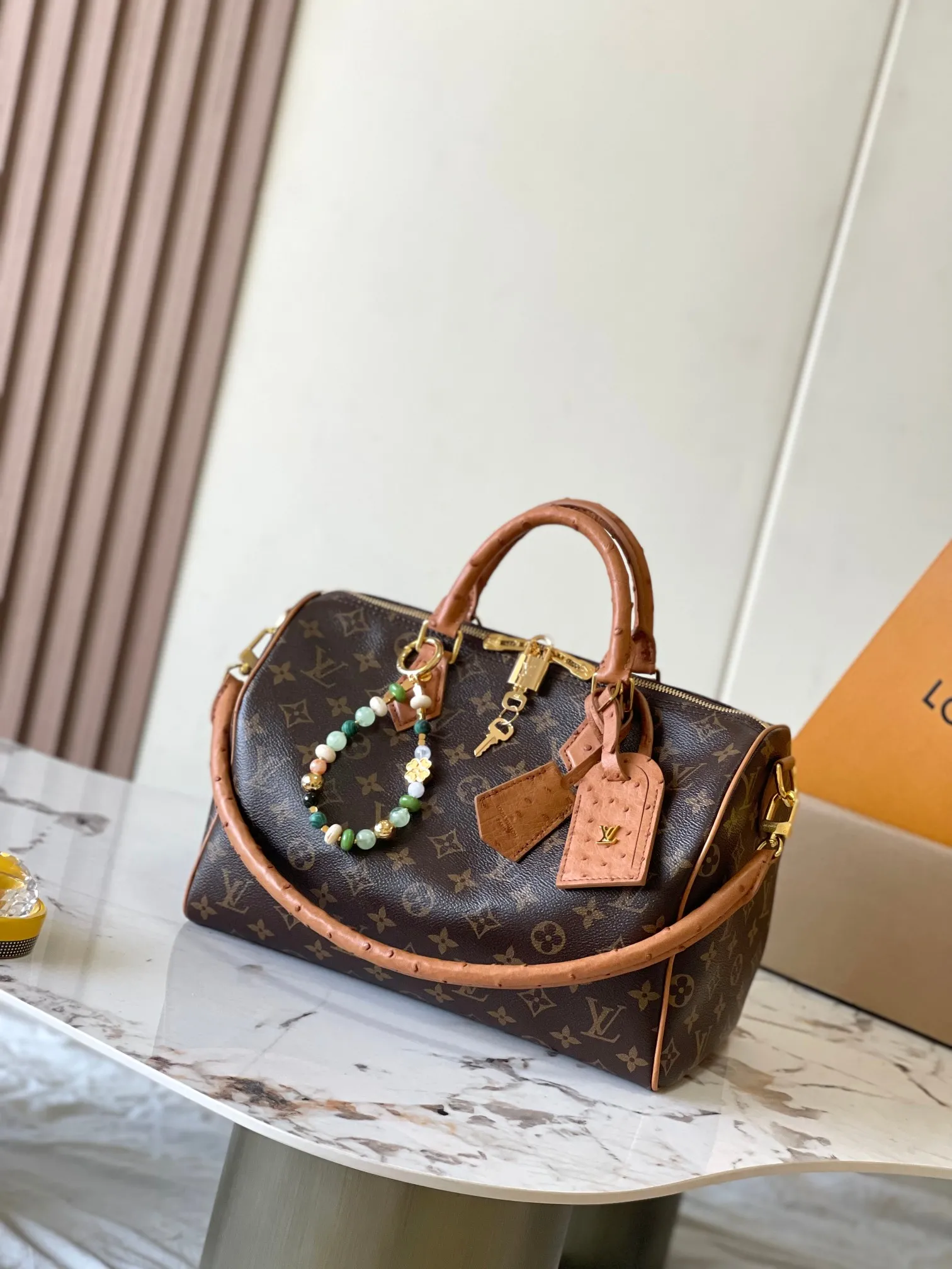💰2800 [Special grade MB chip version original leather] Speedy Soft 30 Dark handbag becomes a good travel companion with its eye-catching style. Model: M87212 presbyopia dynamic chip version Material: A-grade all-steel hardware, imported original fabric Packaging: full set of original factory duty-free MB packaging Size: 30*21*17CM