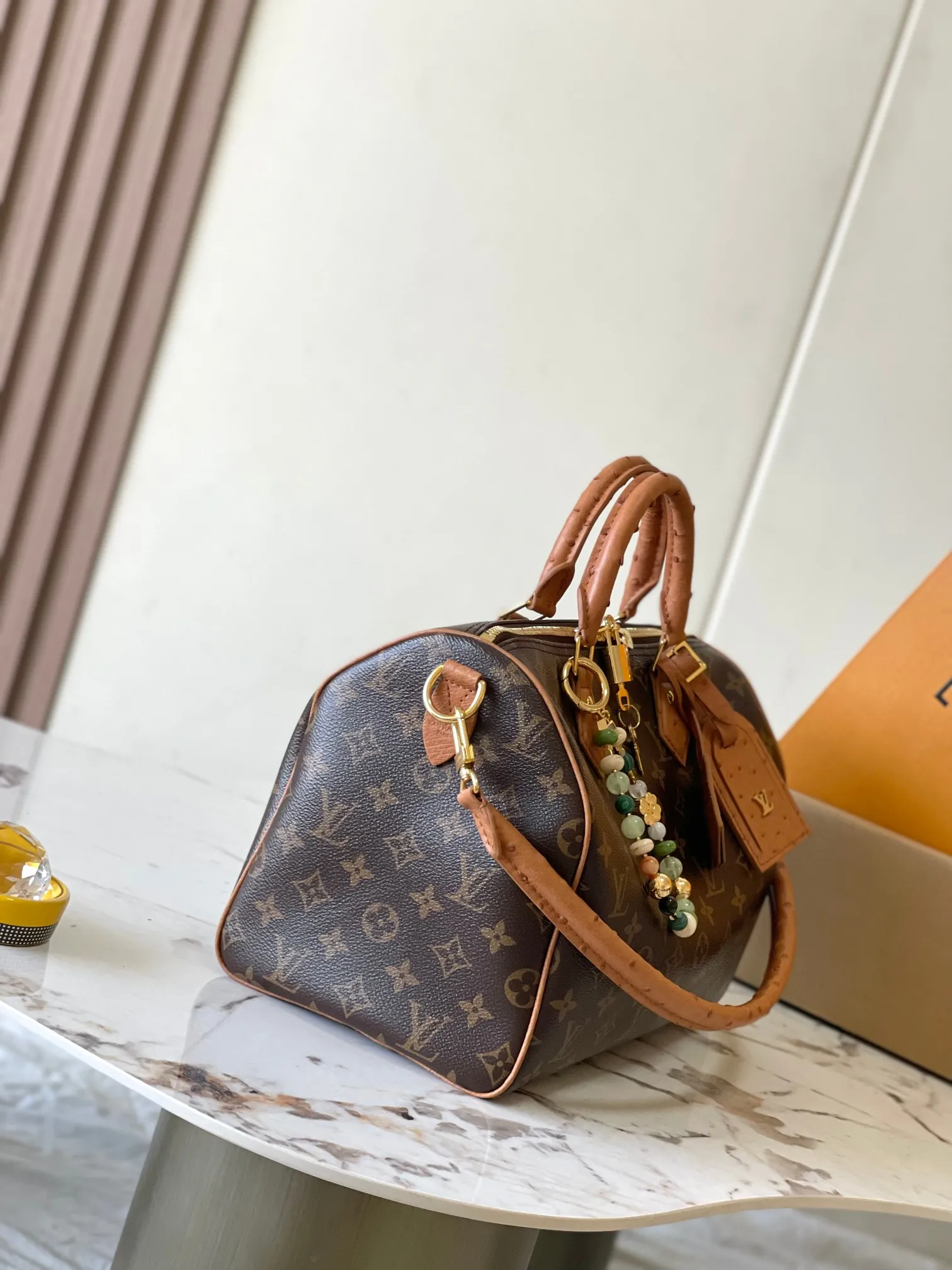 💰2800 [Special grade MB chip version original leather] Speedy Soft 30 Dark handbag becomes a good travel companion with its eye-catching style. Model: M87212 presbyopia dynamic chip version Material: A-grade all-steel hardware, imported original fabric Packaging: full set of original factory duty-free MB packaging Size: 30*21*17CM